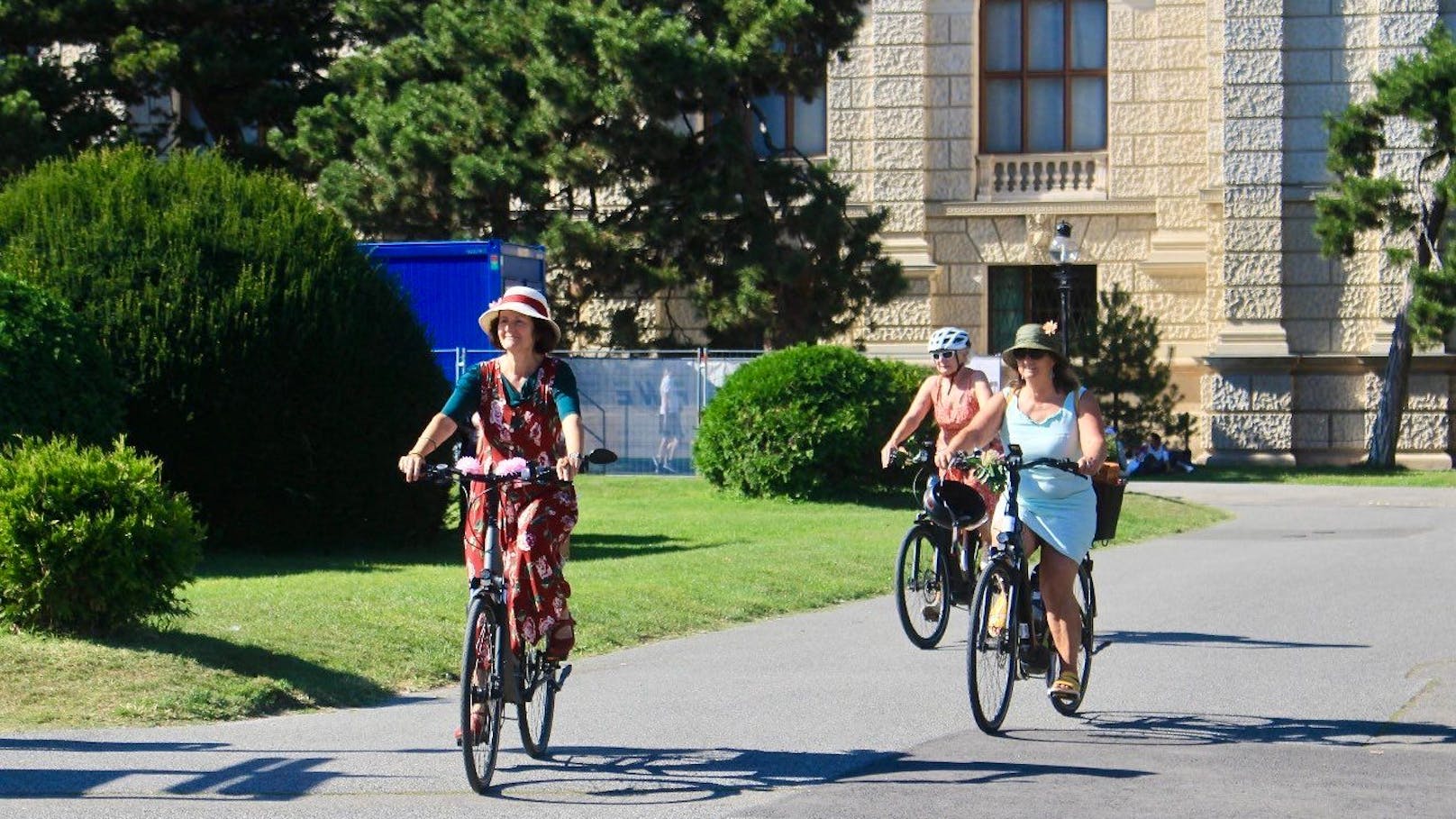 "Wir rollen laut und bunt, mit geschmückten Fahrrädern und in jedem Outfit, in dem wir uns wohlfühlen; ob Fahrrad-Dress, Jogginghose, Business-Outfit, Pyjama oder Cocktailkleid."