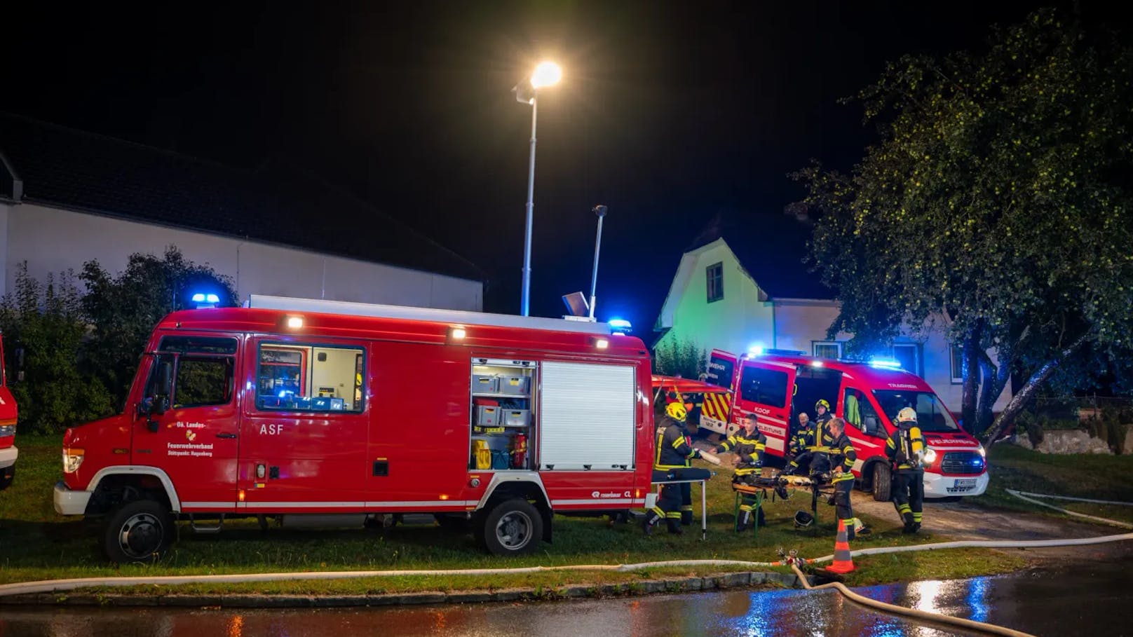 In der Nacht auf Dienstag kam es in Schönau im Mühlkreis (Bezirk Freistadt) zu einem schweren Brand in einer Asylunterkunft. Das Gebäude wurde dabei komplett zerstört.