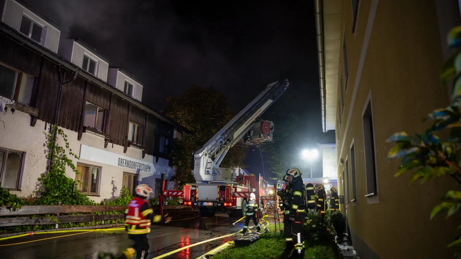 In der Nacht auf Dienstag kam es in Schönau im Mühlkreis (Bezirk Freistadt) zu einem schweren Brand in einer Asylunterkunft. Das Gebäude wurde dabei komplett zerstört.