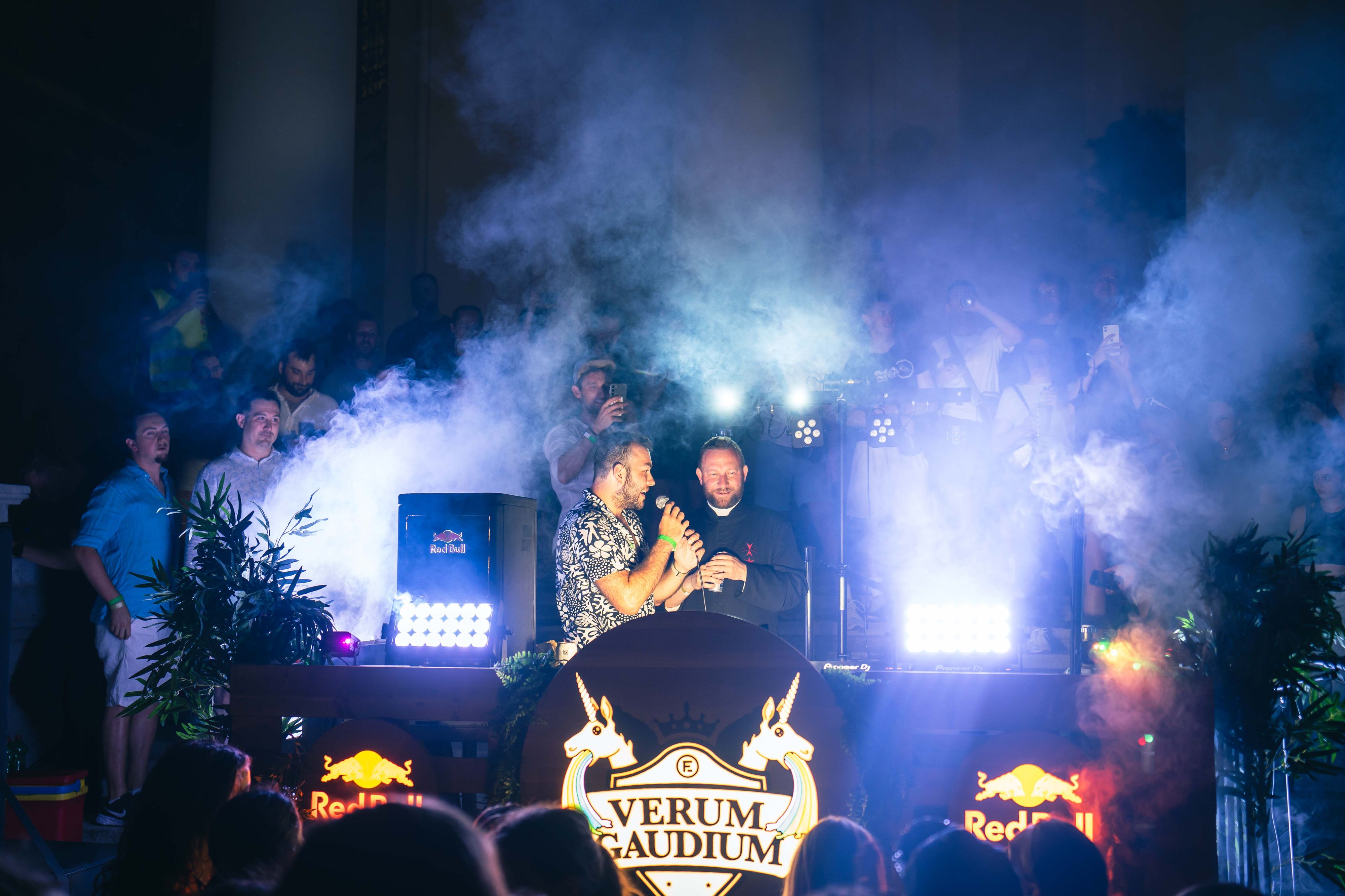 Die Menschenmenge wird durch die Anwesenheit von Pater Marke noch mehr angeheizt.