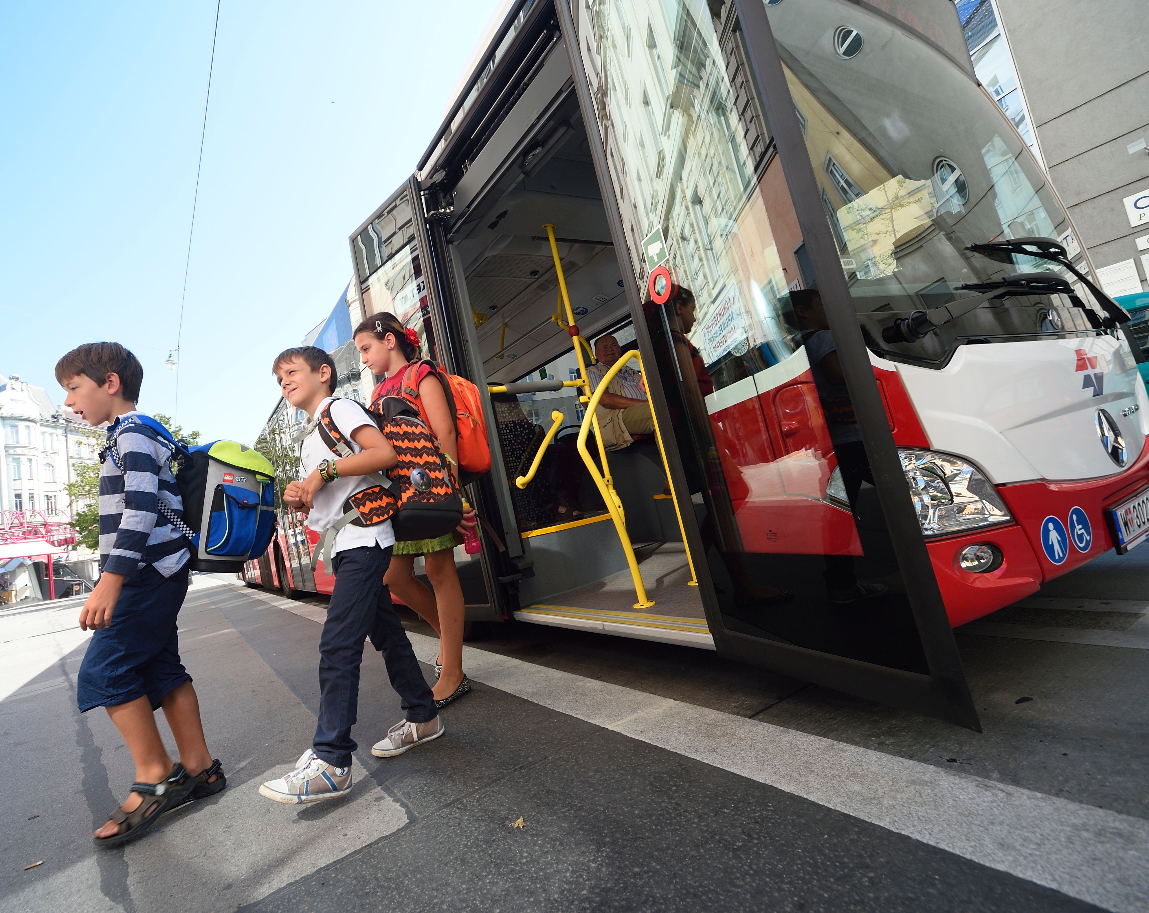 Je älter die Kinder, desto öfter müssen sie öffentliche Verkehrsmittel benützen.