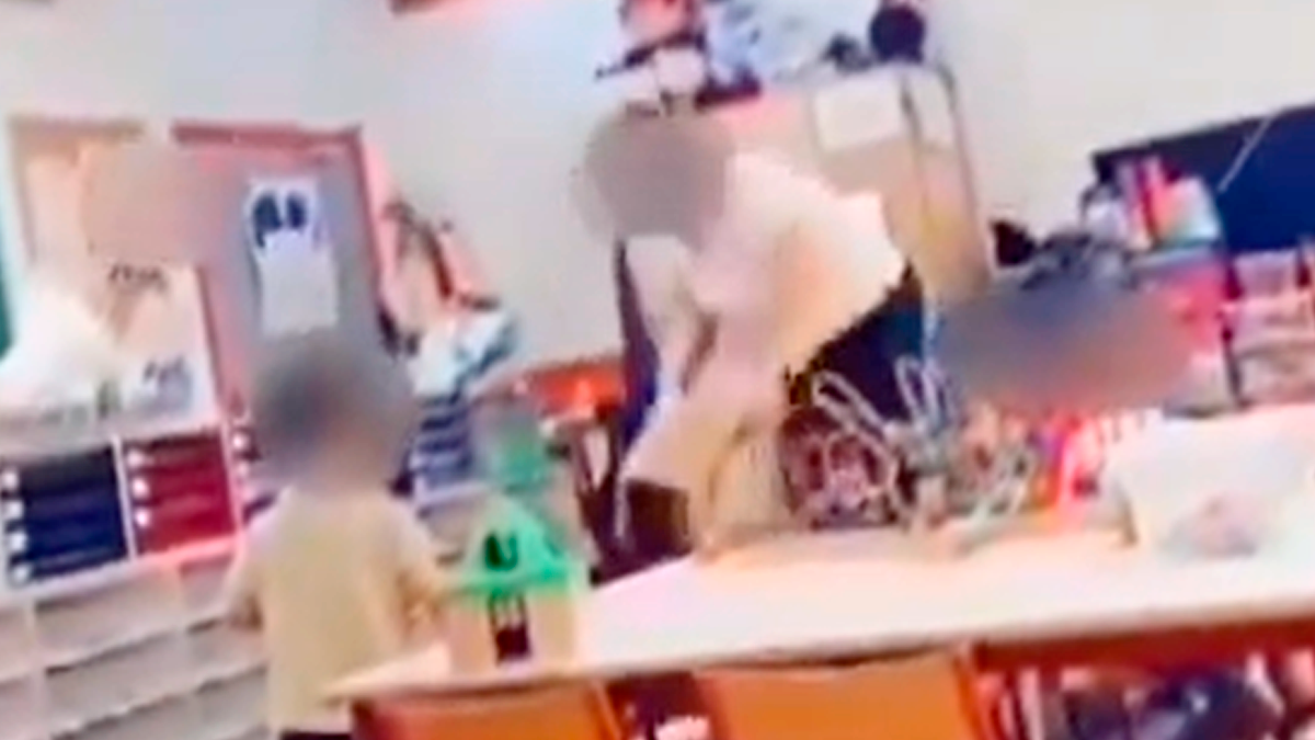 Schon am zweiten Schultag soll die Lehrerin brutal übergriffig geworden sein.