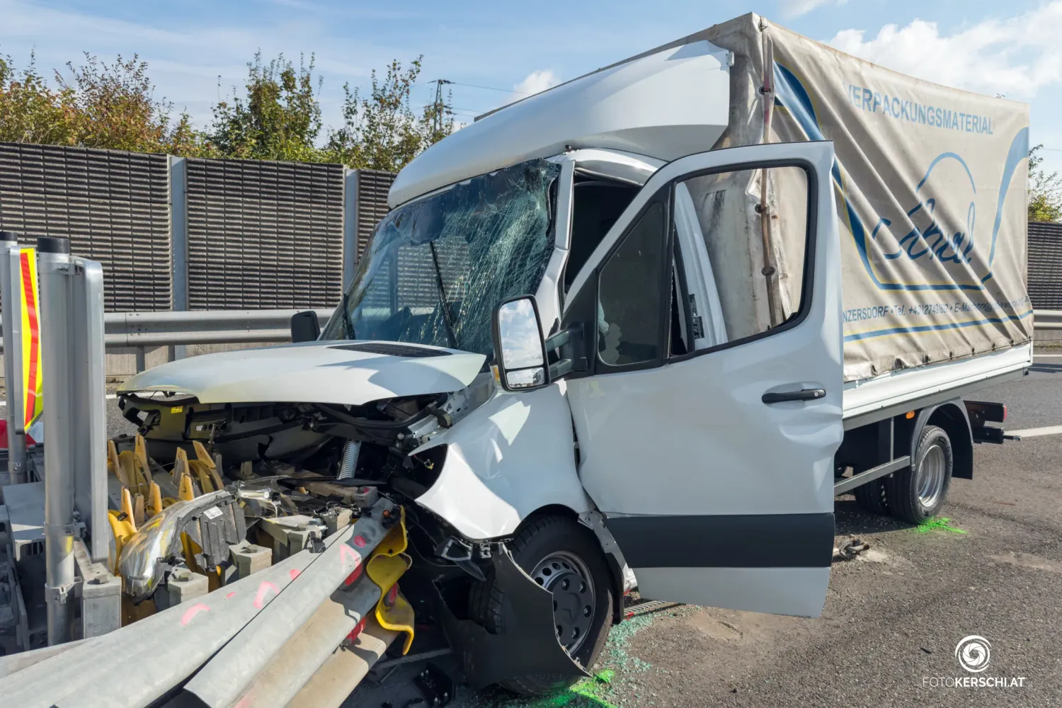 Der Kleintransporter wurde bei der Kollision in Enns (Bez. Linz-Land) schwer beschädigt.