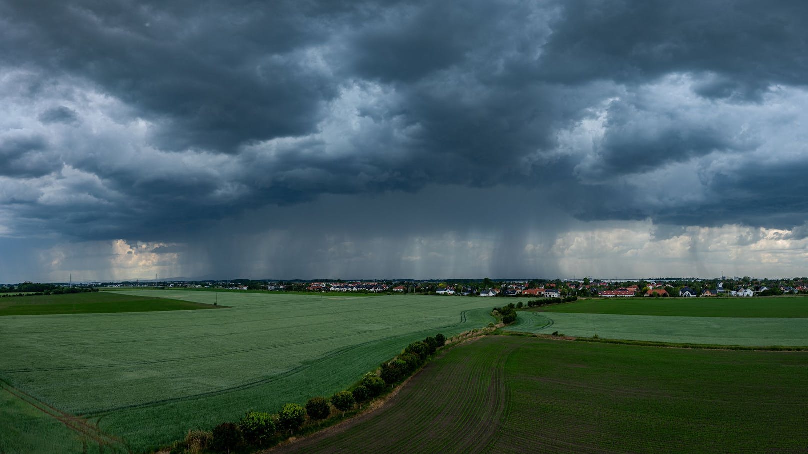 Warnstufe Rot! Jetzt schlägt Sintflut-Regen im Süden zu