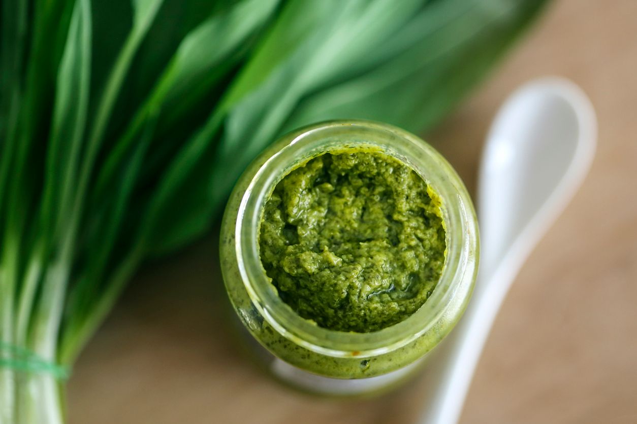 Weil die Konserve nicht gut genug sterilisiert war, konnte das Bakterium Clostridium (C.) botulinum Toxine entwickeln.