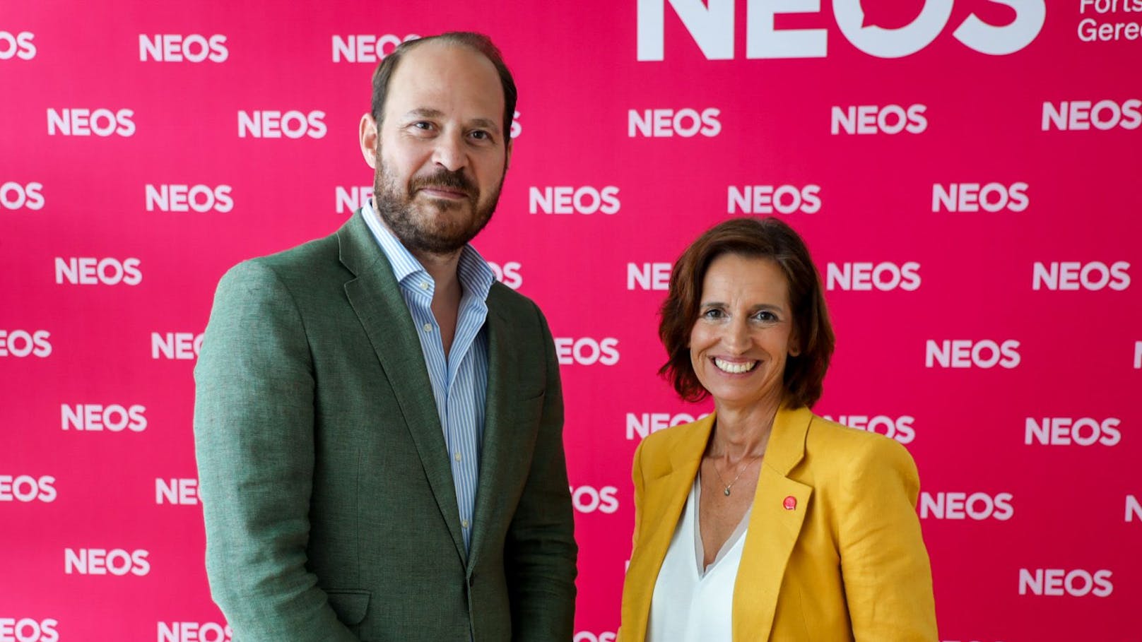 Niki Scherak und Indra Collini verdeutlichten bei einer Pressekonferenz ihren Standpunkt zur Steuerlast in Österreich.