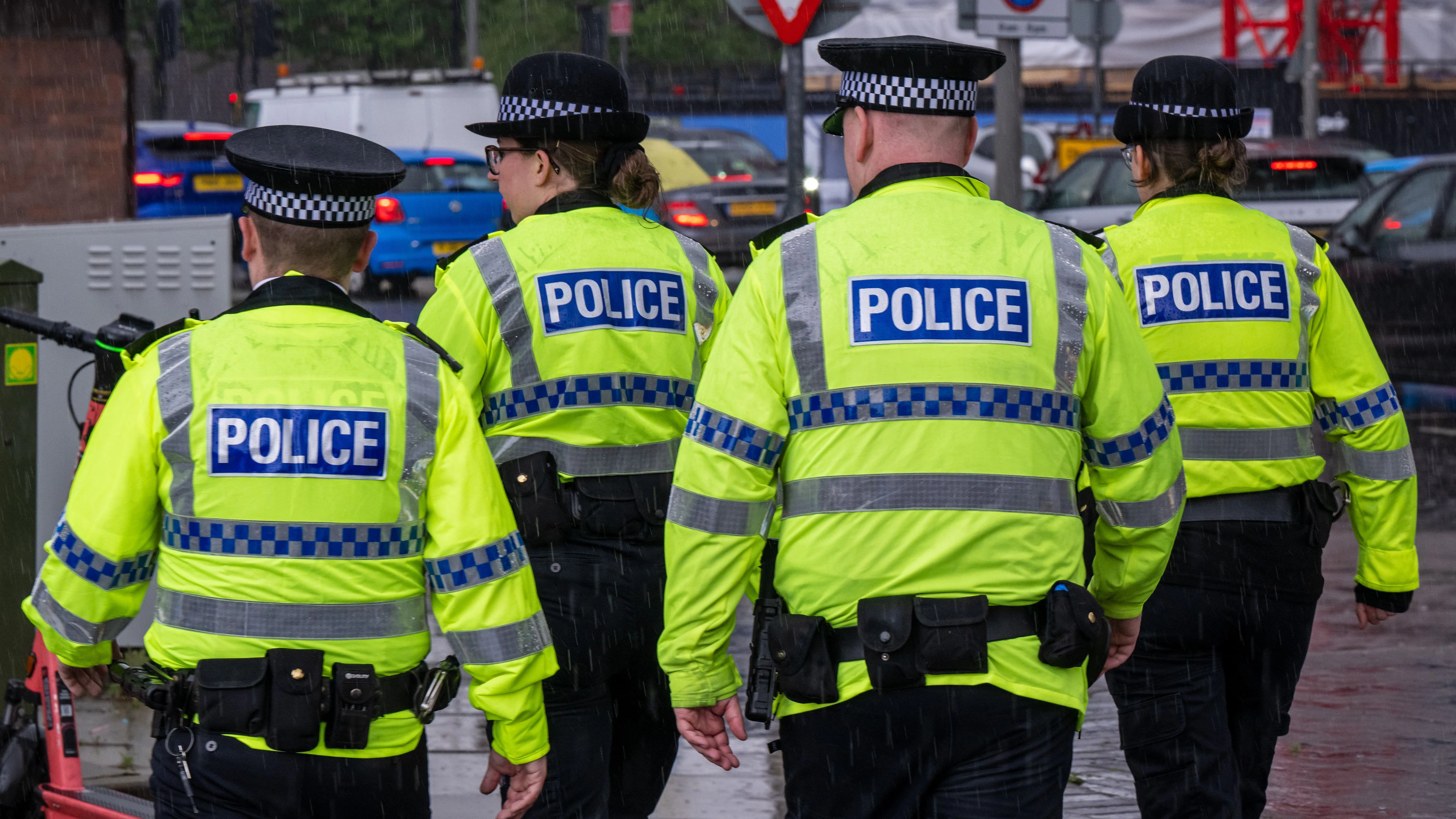 Download von www.picturedesk.com am 11.09.2024 (15:44).  08 May 2023, Great Britain, Liverpool: Police officers walk past the venue of the Eurovision Song Contest, the M&S Bank Arena. The Eurovision Song Contest 2023 will take place in Liverpool. Photo: Peter Kneffel/dpa - 20230508_PD8519 - Rechteinfo: Rights Managed (RM)
