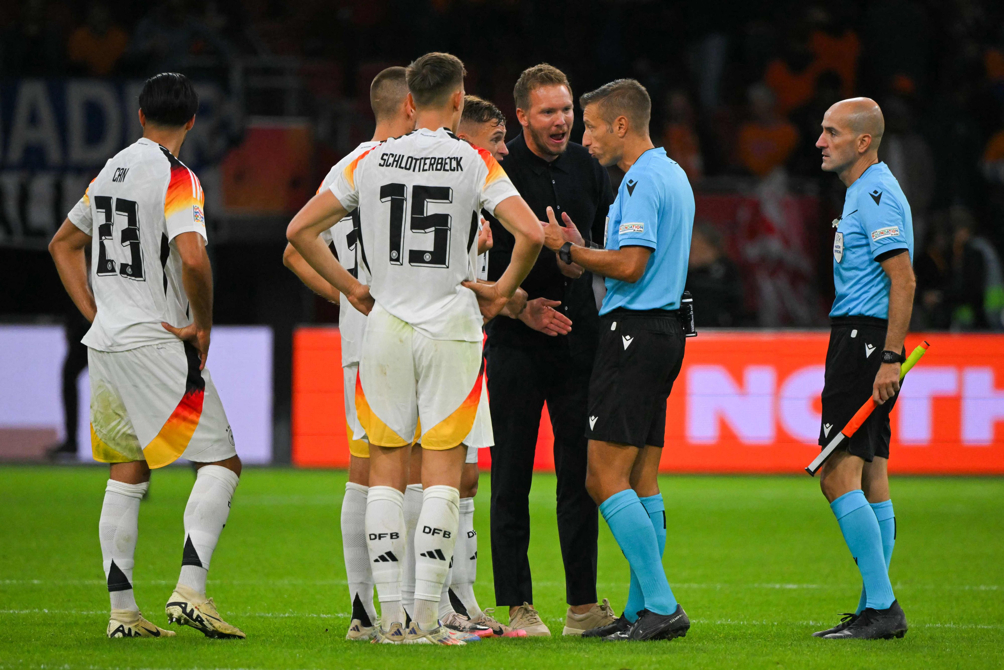 Julian Nagelsmann beschwert sich beim Schiri