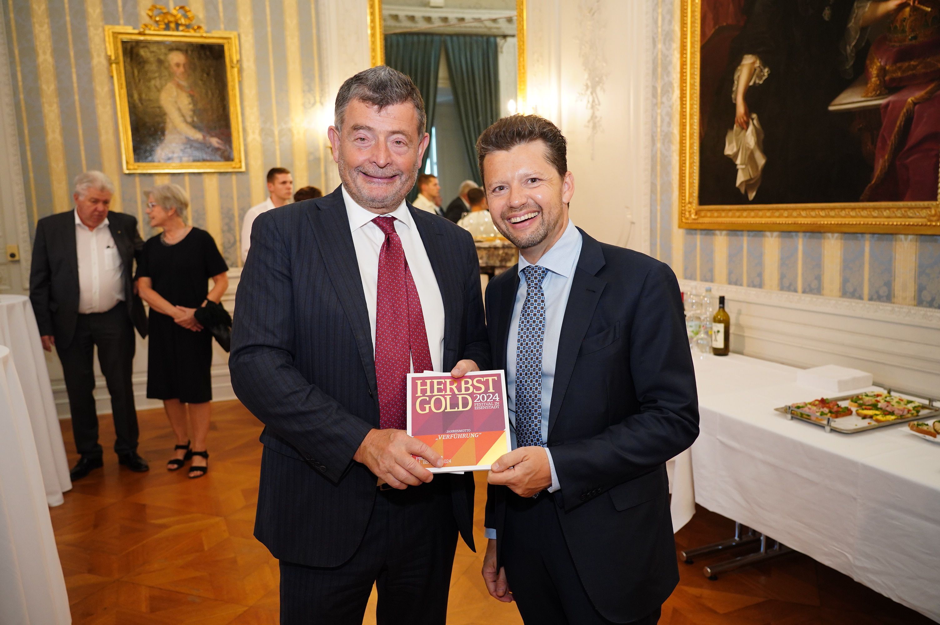 Stefan Ottrubay mit Intendant Julian Rachlin