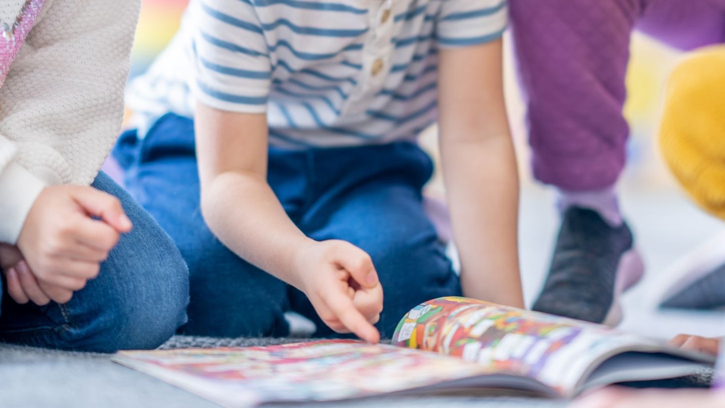 Das Kinderbuch schießt gegen Windräder und "Wüstengeier". (Symbolbild)