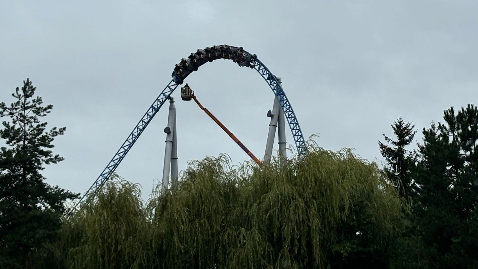 Drama im Europa-Park! Gäste stecken in Achterbahn fest