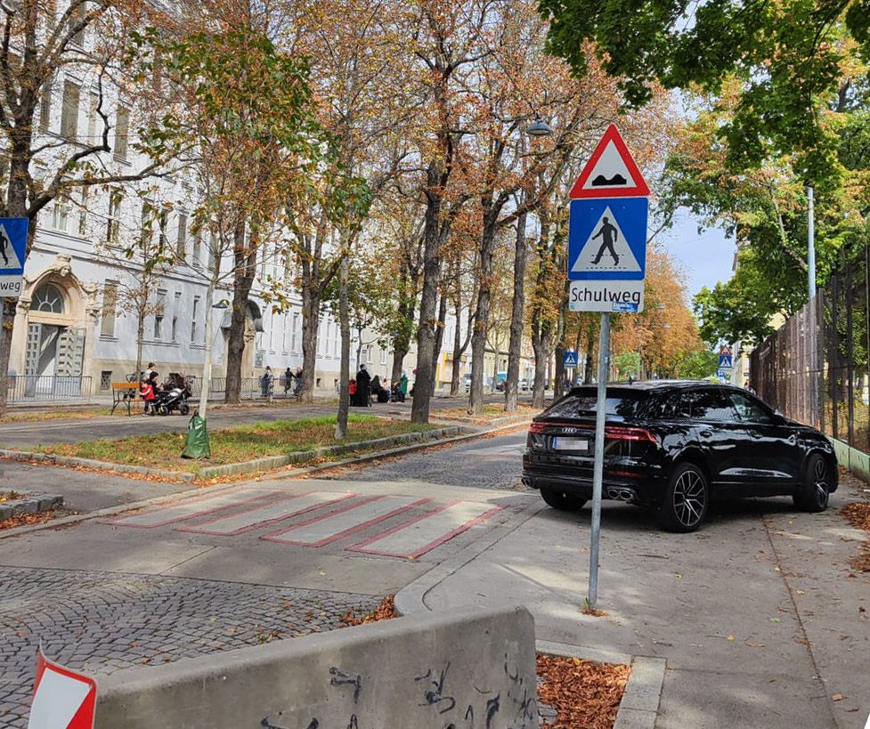 Der Audi parkte direkt auf dem Gehsteig.