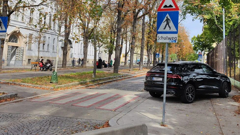 Der Audi parkte direkt auf dem Gehsteig.