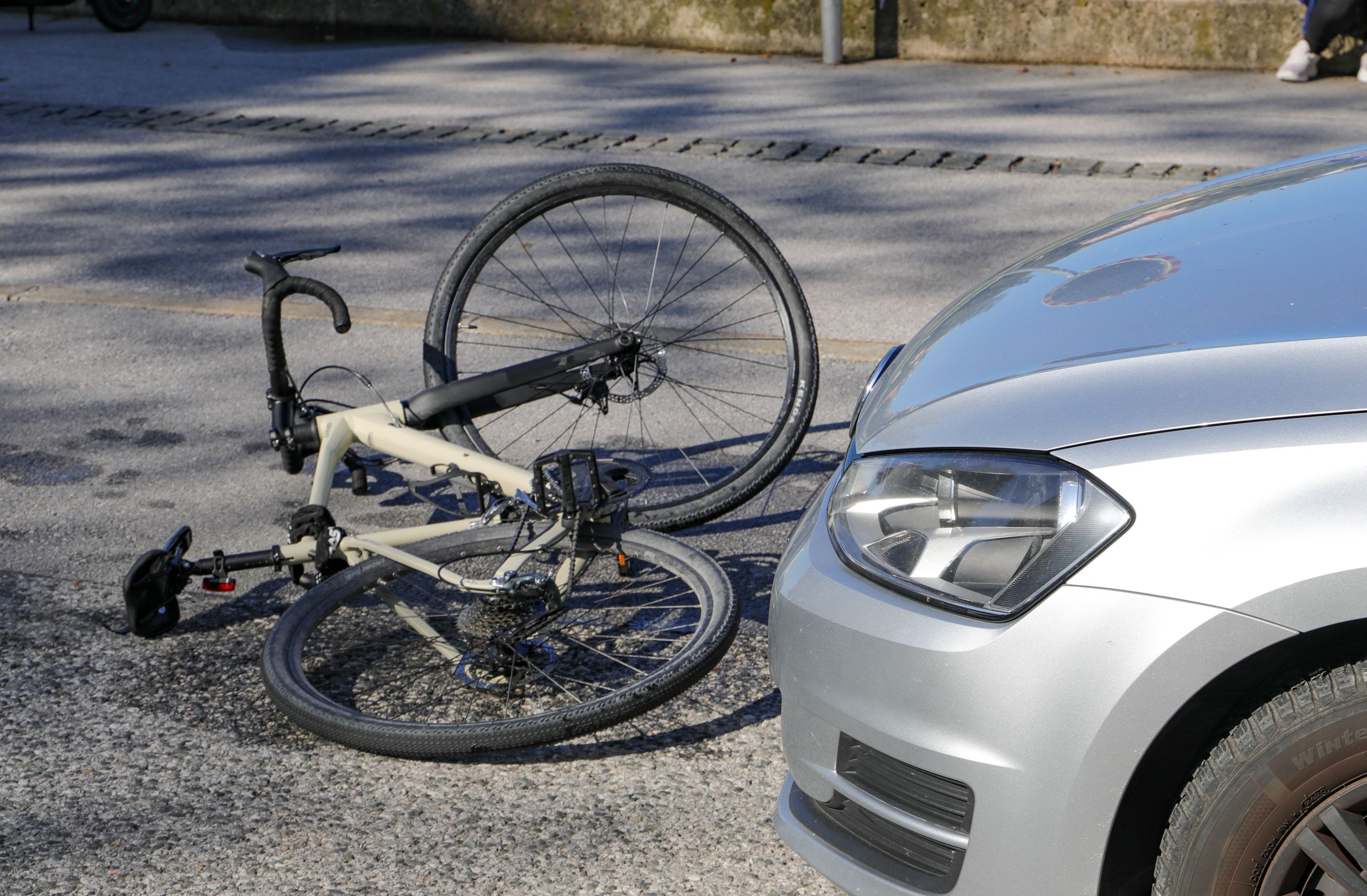 Heute.at - Pkw streift Radfahrer mit Seitenspiegel – Mann verletzt