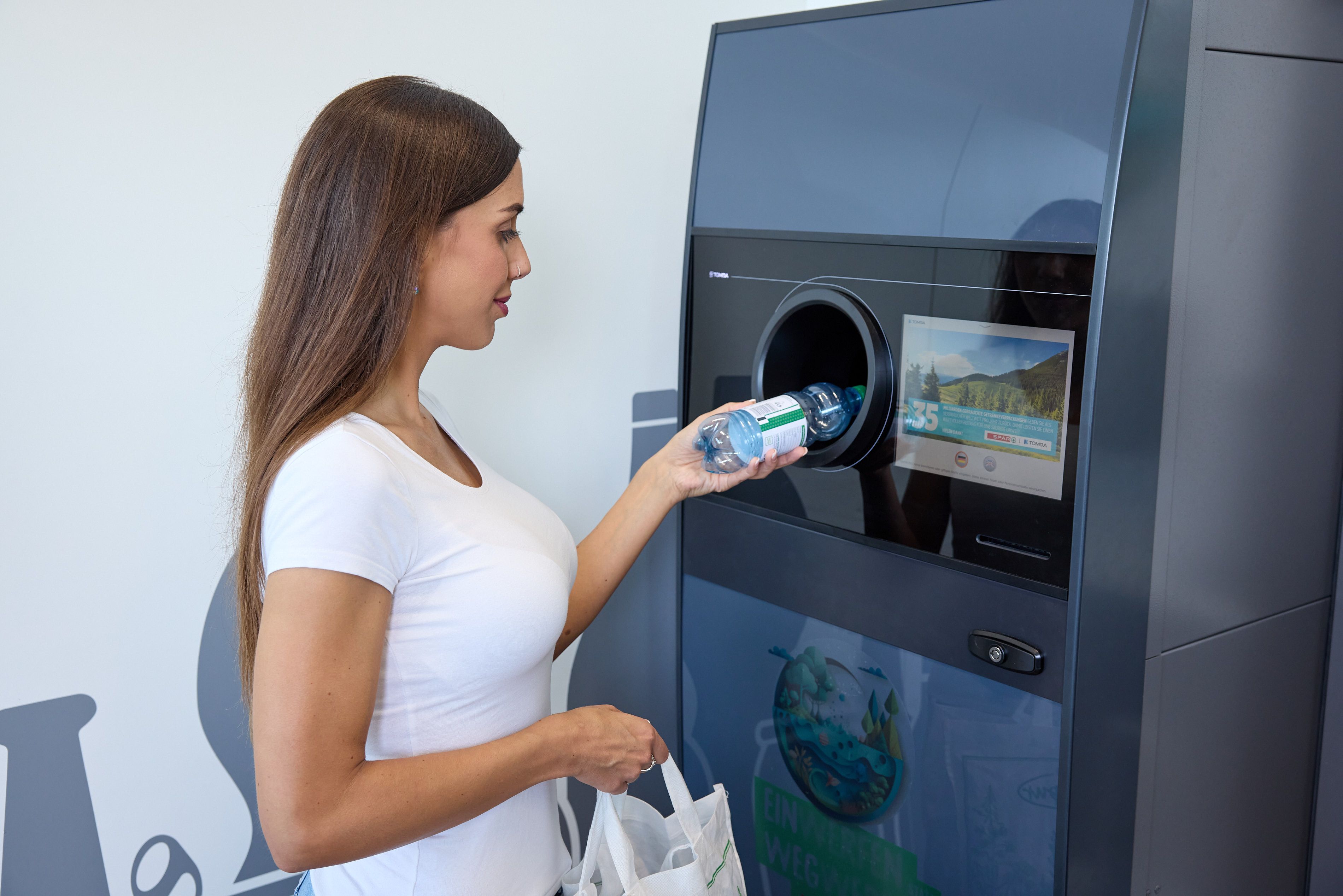 So sehen die neuen Pfandautomaten bei Spar aus - nutzen können sie nur Sehende