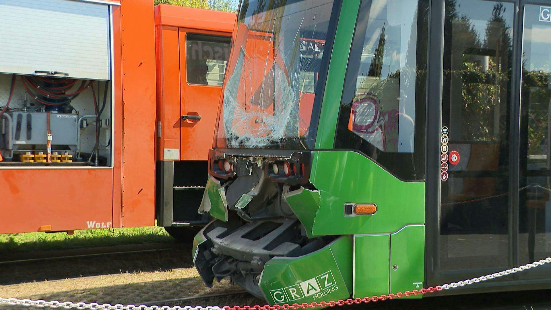 Eine Straßenbahn fuhr auf eine andere Bim in Graz auf.