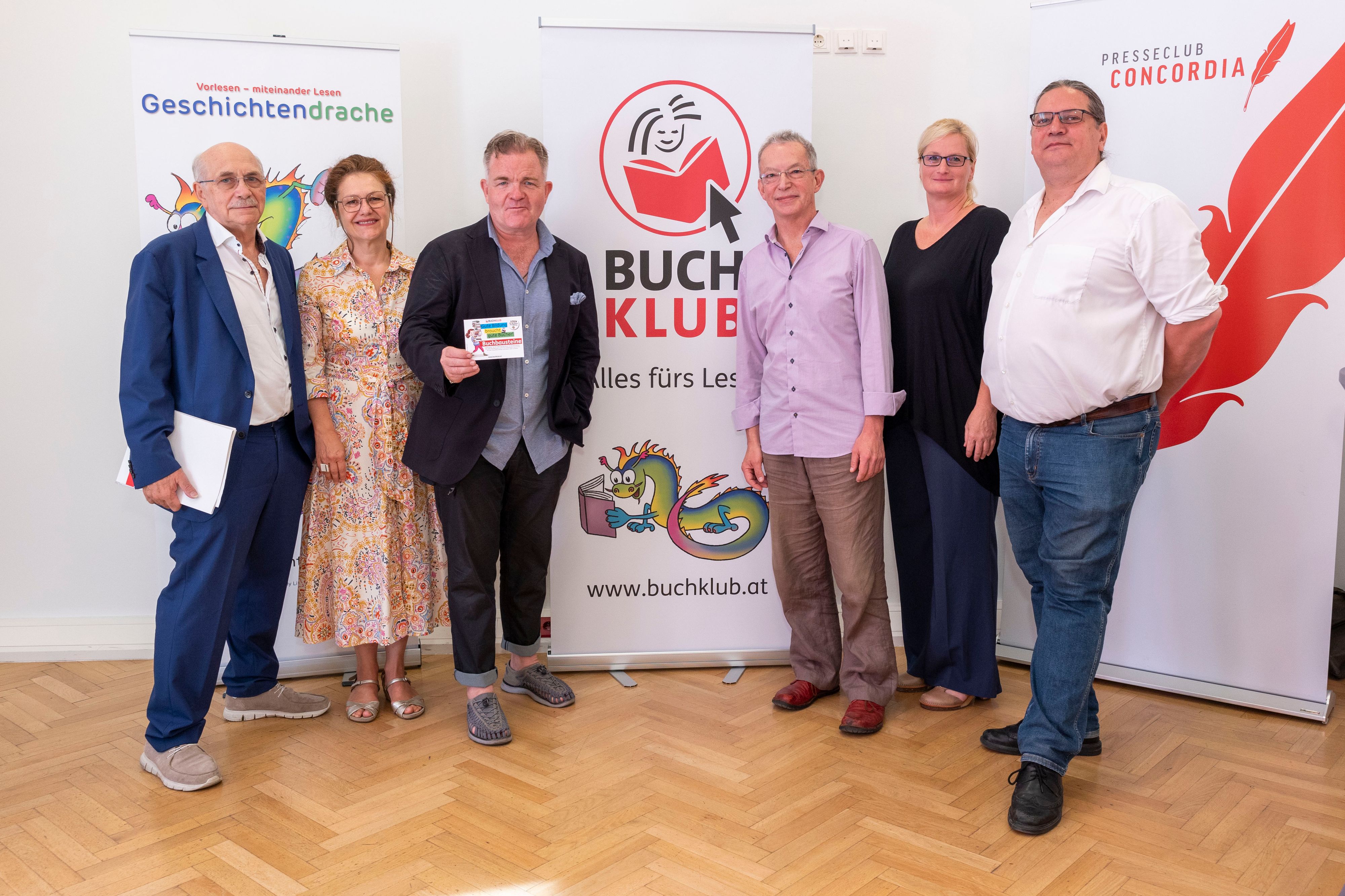 Setzen sich ein: (v.l.) Schrifsteller Gerhard Ruiss, Hochschul-Rektorin Barbara Herzog-Punzenberger, Schauspieler Cornelius Obonya, Bildungskoordinator Daniel Landau, Lydia Grünzweig und Johannes Knöbl vom Buchklub der Jugend.