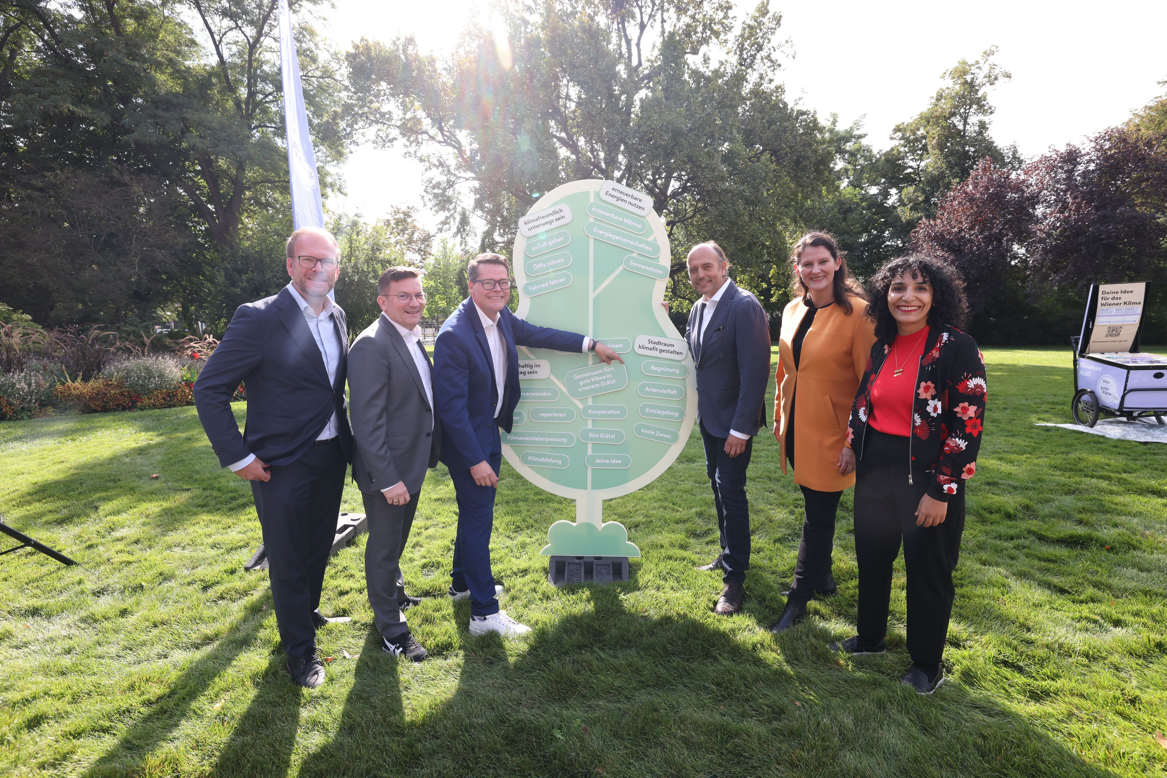 Bezirksvorsteher Rudolfsheim-Fünfhaus, Dietmar Baurecht, Wilfried Zankl, Bezirksvorsteher von Meidling, Klimastadtrat Jürgen Czernohorszky, Stefan Gara, Neos Wien Klimasprecher, Susanna Erker, Leiterin der Abteilung Energieplanung und Bezirksvorsteherin Alsergrund Saya Ahmad (v.l.).