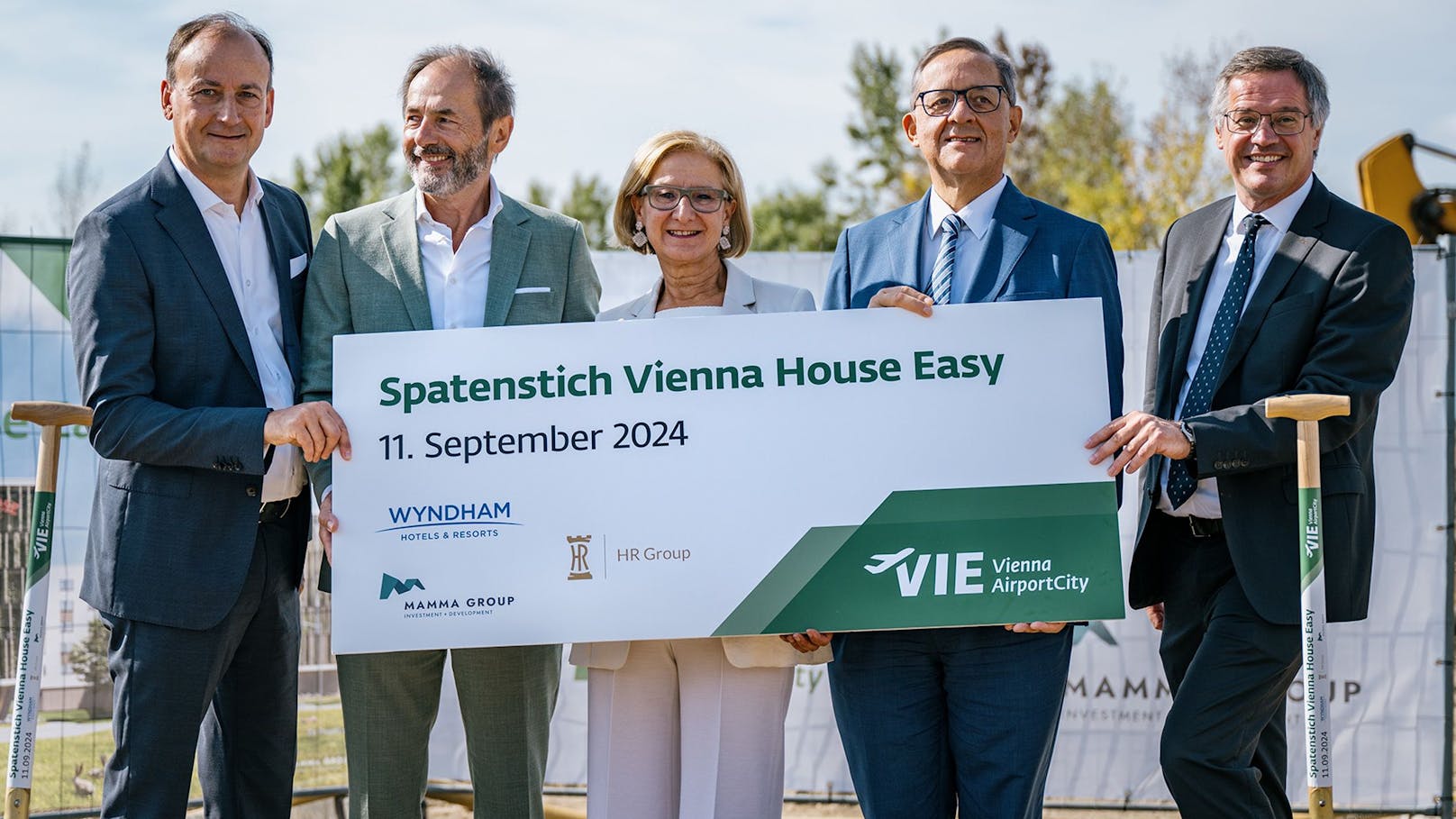  (v.l.n.r.) Jörg Beginen, COO HR Group, Herbert Pinzolits, Eigentümer und CEO MAMMA GROUP, Landeshauptfrau Johanna Mikl-Leitner, Günther Ofner, Vorstand der Flughafen Wien AG und Wolfgang Scheibenpflug, Bereichsleiter Immobilien- und Standortmanagement Flughafen Wien AG.