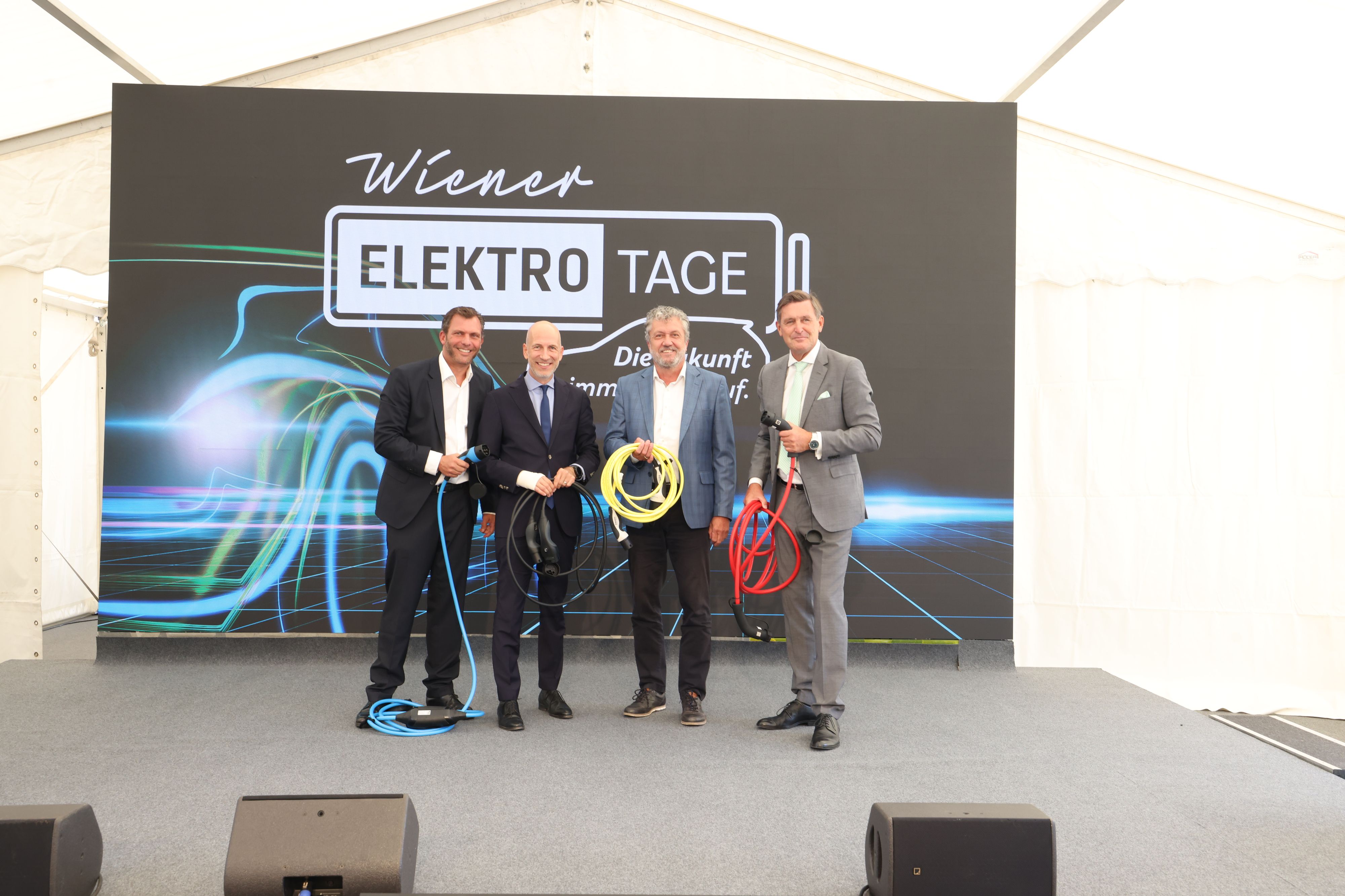 (v. l. n. r.) Andreas Martin (Porsche Media & Creative), Wirtschaftsminister Martin Kocher (VP), Reinhold Sahl (Burghauptmann) und Peter Hanke (Wiener Wirtschafts-Stadtrat)