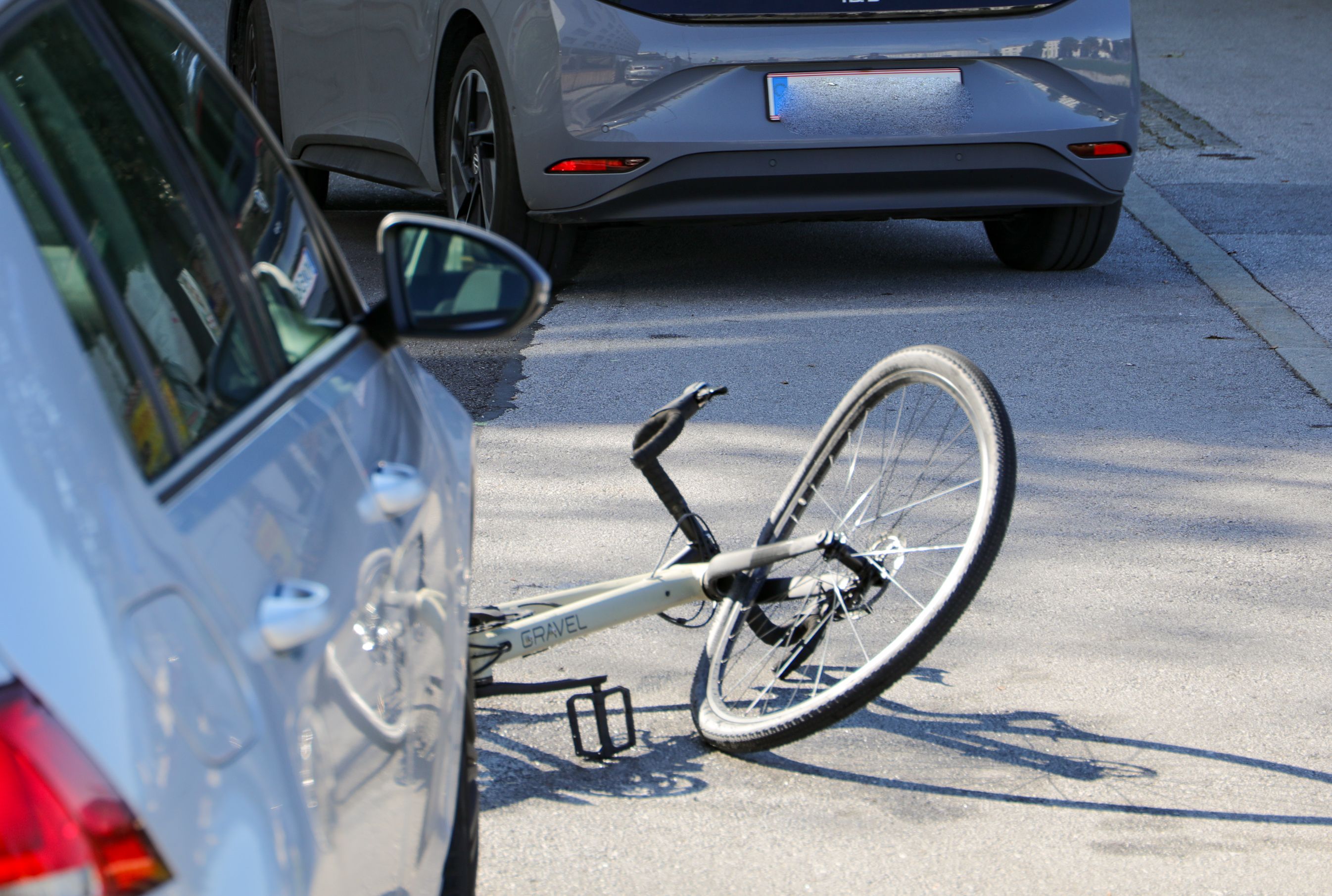 Der Fahrradlenker wurde bei dem Zusammenstoß mit dem Auto schwer verletzt.
