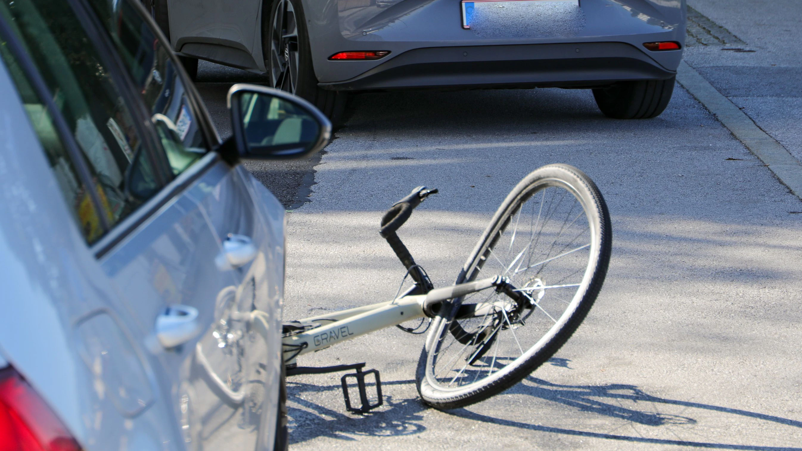 Heute.at - Beim Abbiegen übersehen – Auto erfasst Radfahrer