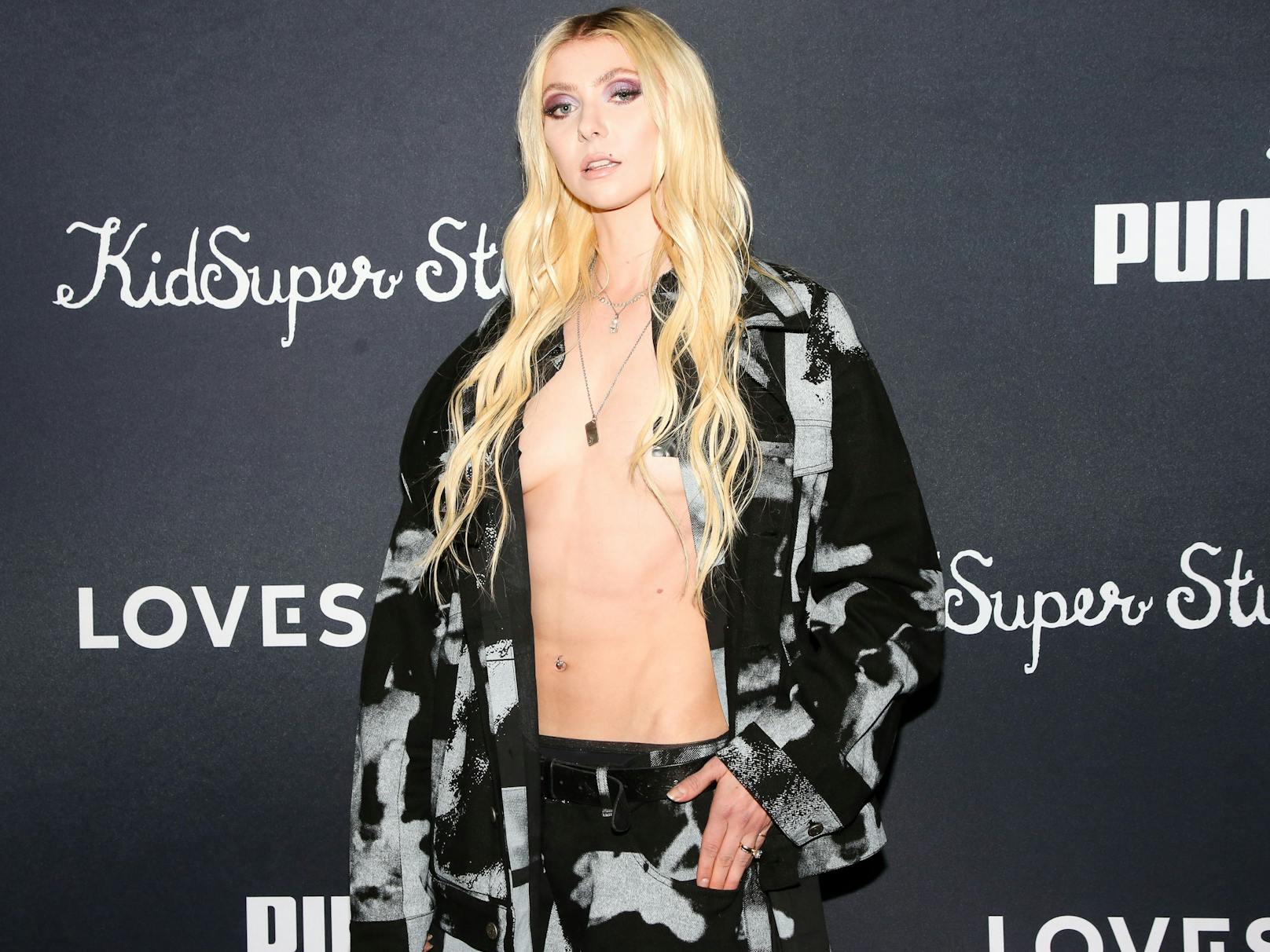 Taylor Momsen zeigt nackte Haut.