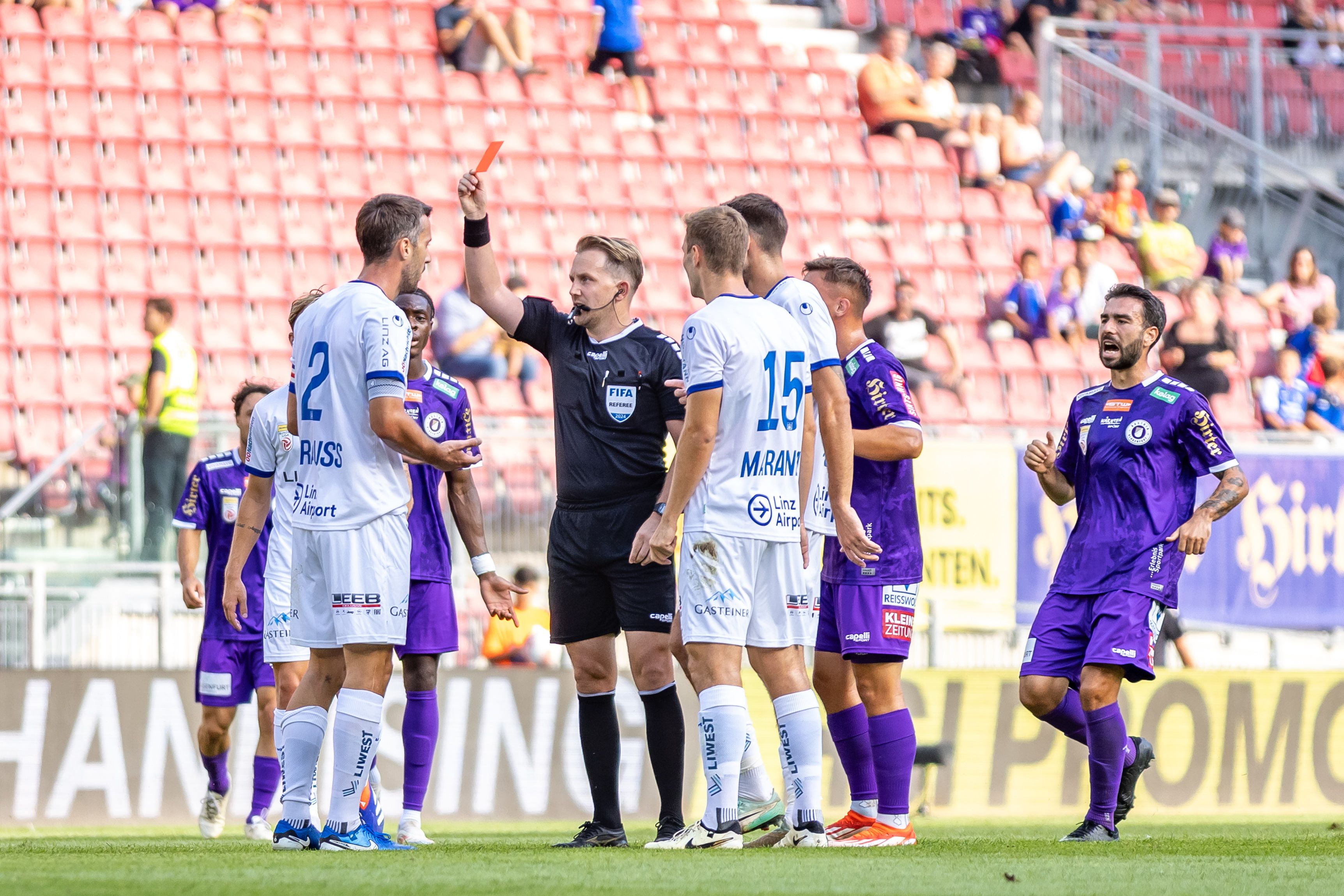 Fabio Strauss von Blau-Weiß Linz sah gegen Austria Klagenfurt Rot, wird aber nicht gesperrt. 