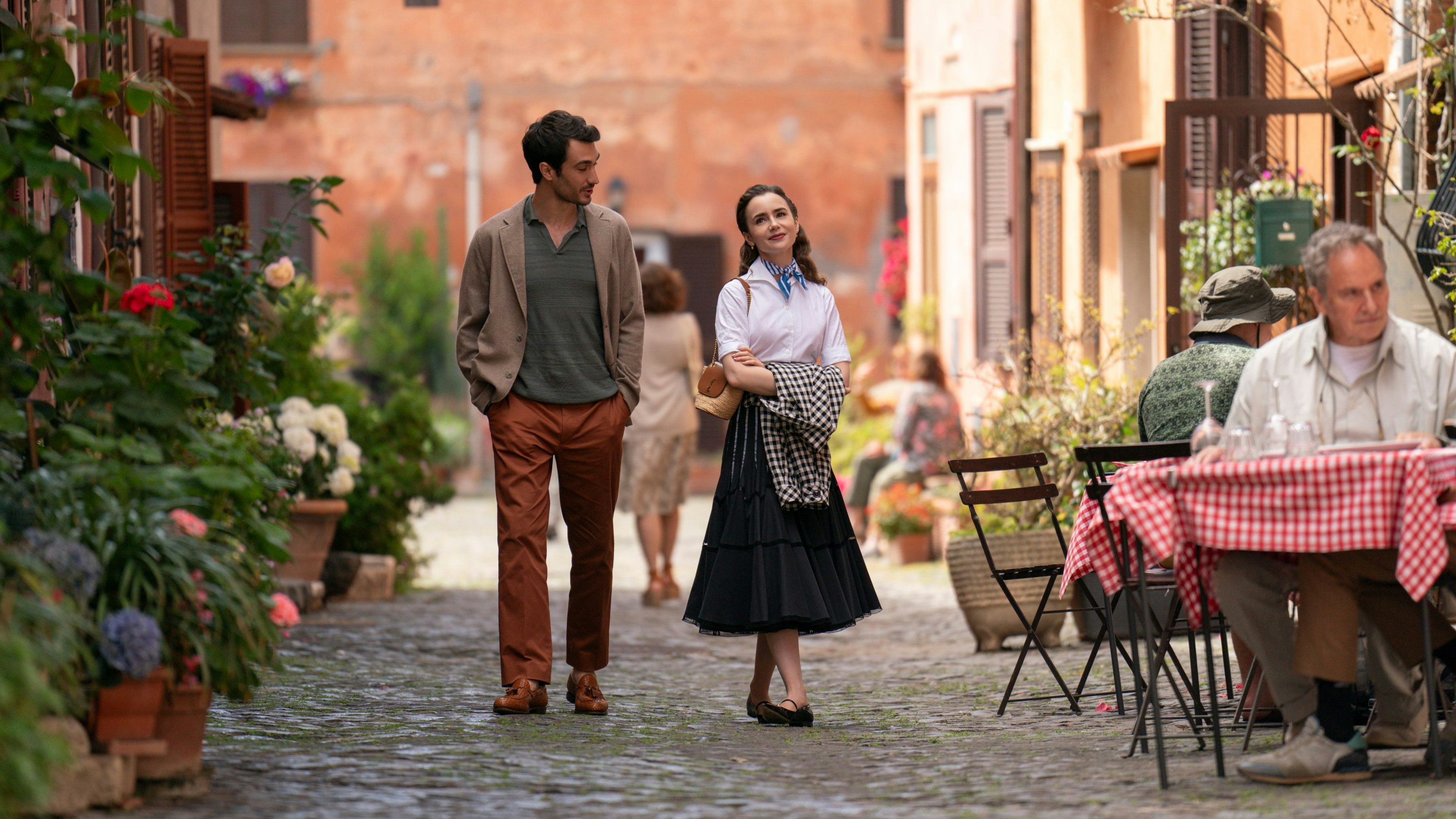 Bummeln durch ein Rom, das so aussieht, als hätten wir wieder 1953: Marcello (Eugenio Franceschini) und Emily (Lily Collins)