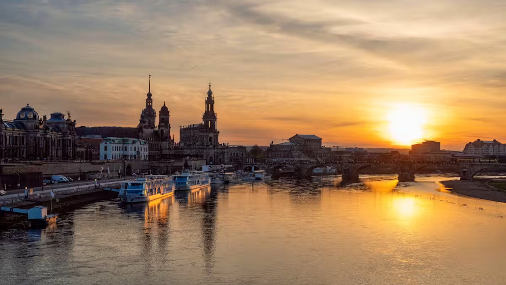 Die Brücke ist auf der Altstadtseite eingestürzt. Offenbar soll Warmwasser aus beschädigten Leitungen das Ofer überfluten.