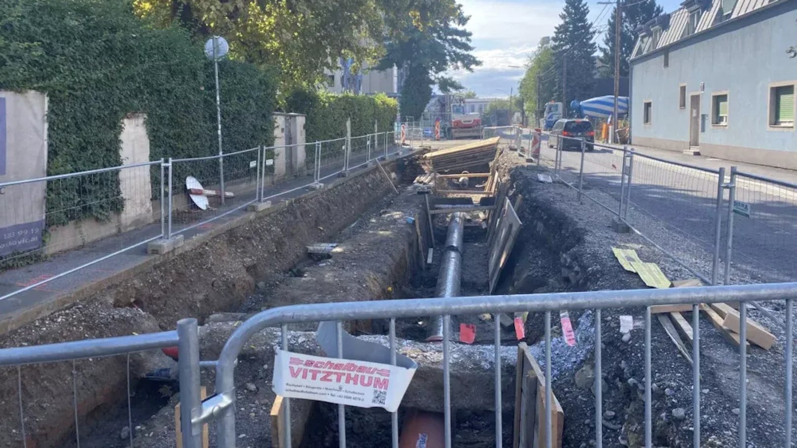 Mehrere menschliche Schädel und eine Vielzahl an Knochen: Die entdeckten Bauarbeiter bei Grabungen im Bereich des Taggerwerks in der Grazer Puchstraße am Dienstag (10. September) plötzlich unter der Erde.