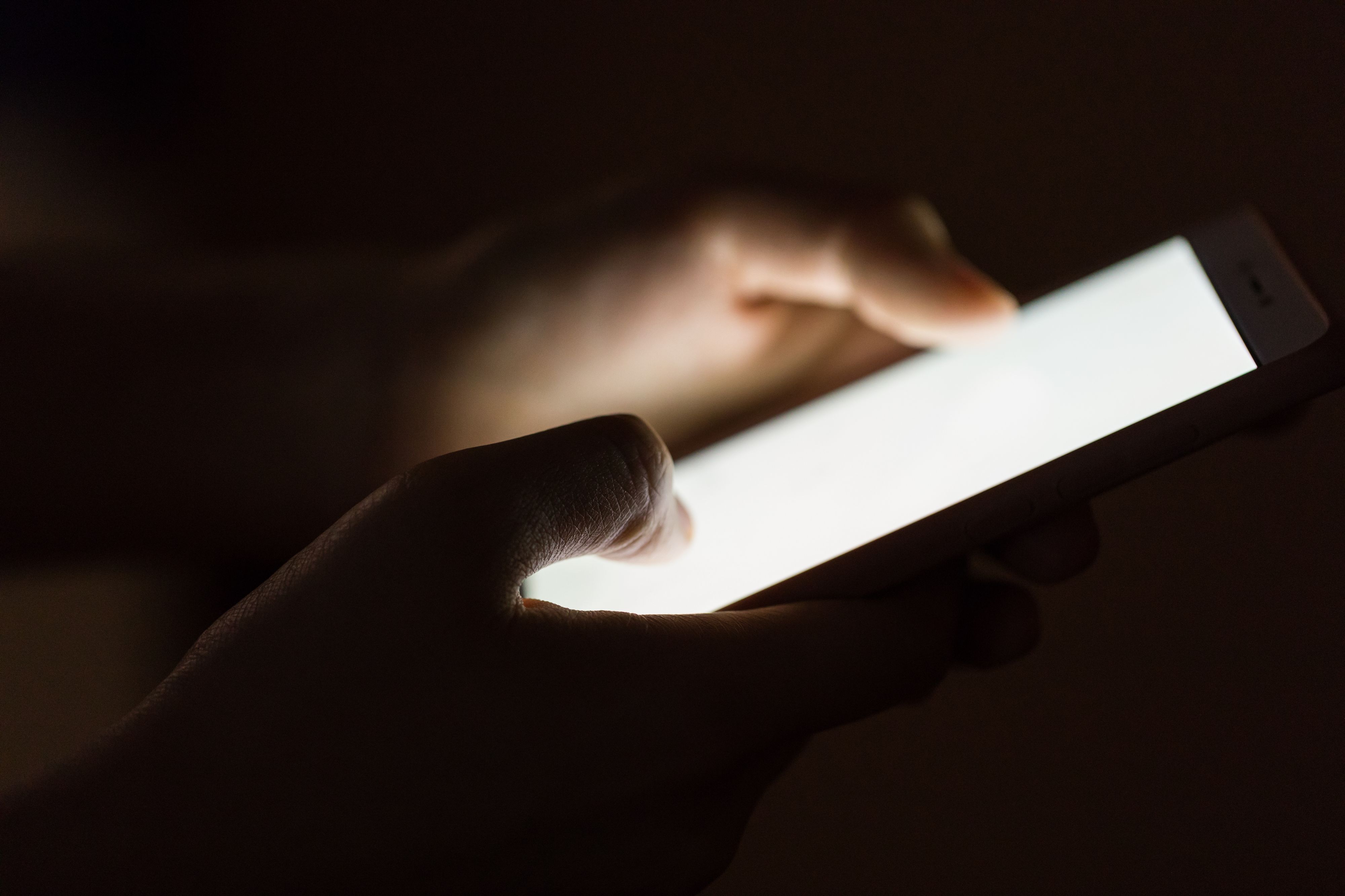 Ein Lehrer soll intime Videos an minderjährige verschickt haben. Die Polizei sucht nach weiteren Opfern.