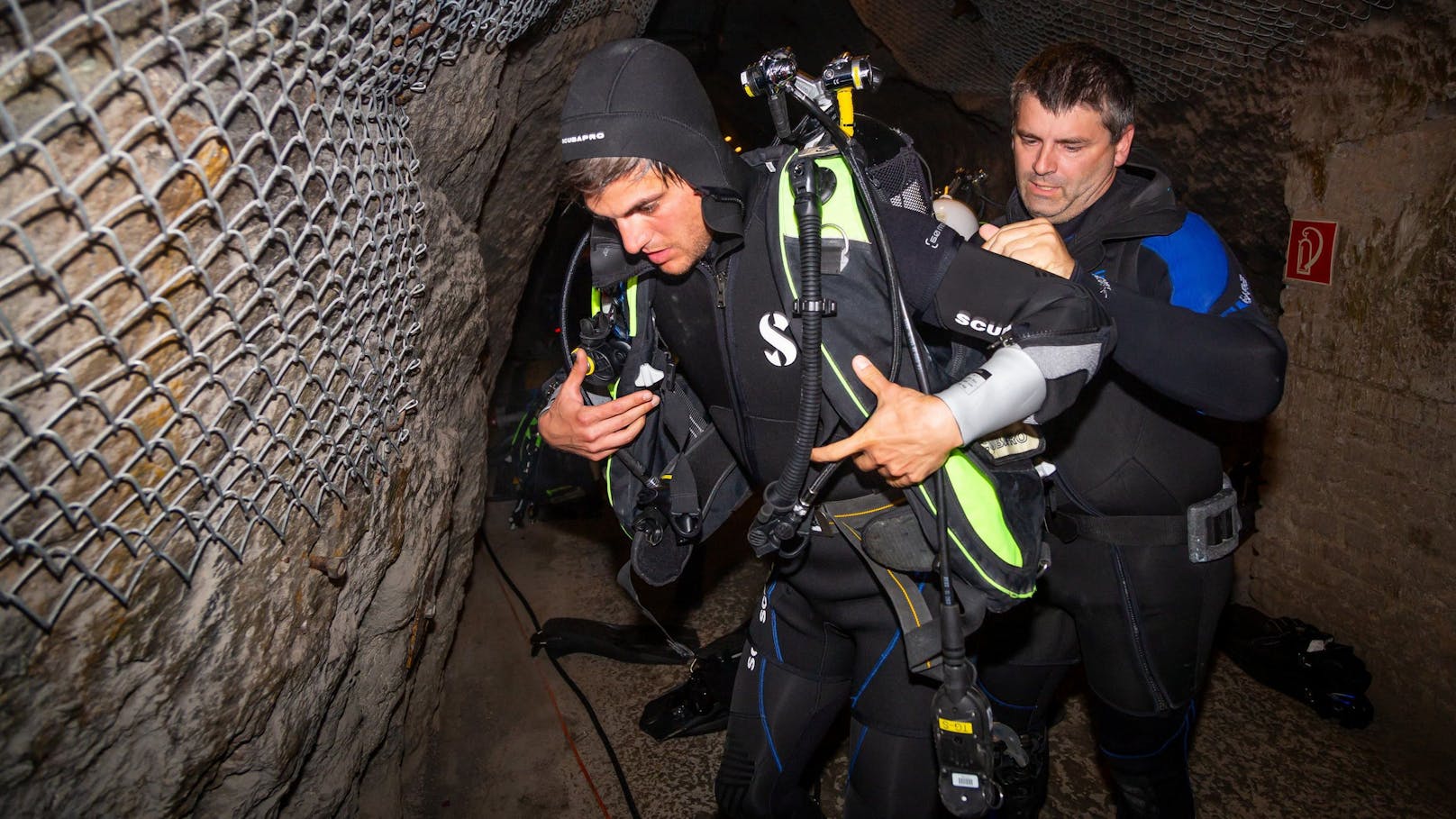 Um auf den Ernstfall vorbereitet zu sein, trafen sich 25 niederösterreichische Feuerwehrtaucher in der Seegrotte Hinterbrühl zu iner Übung.