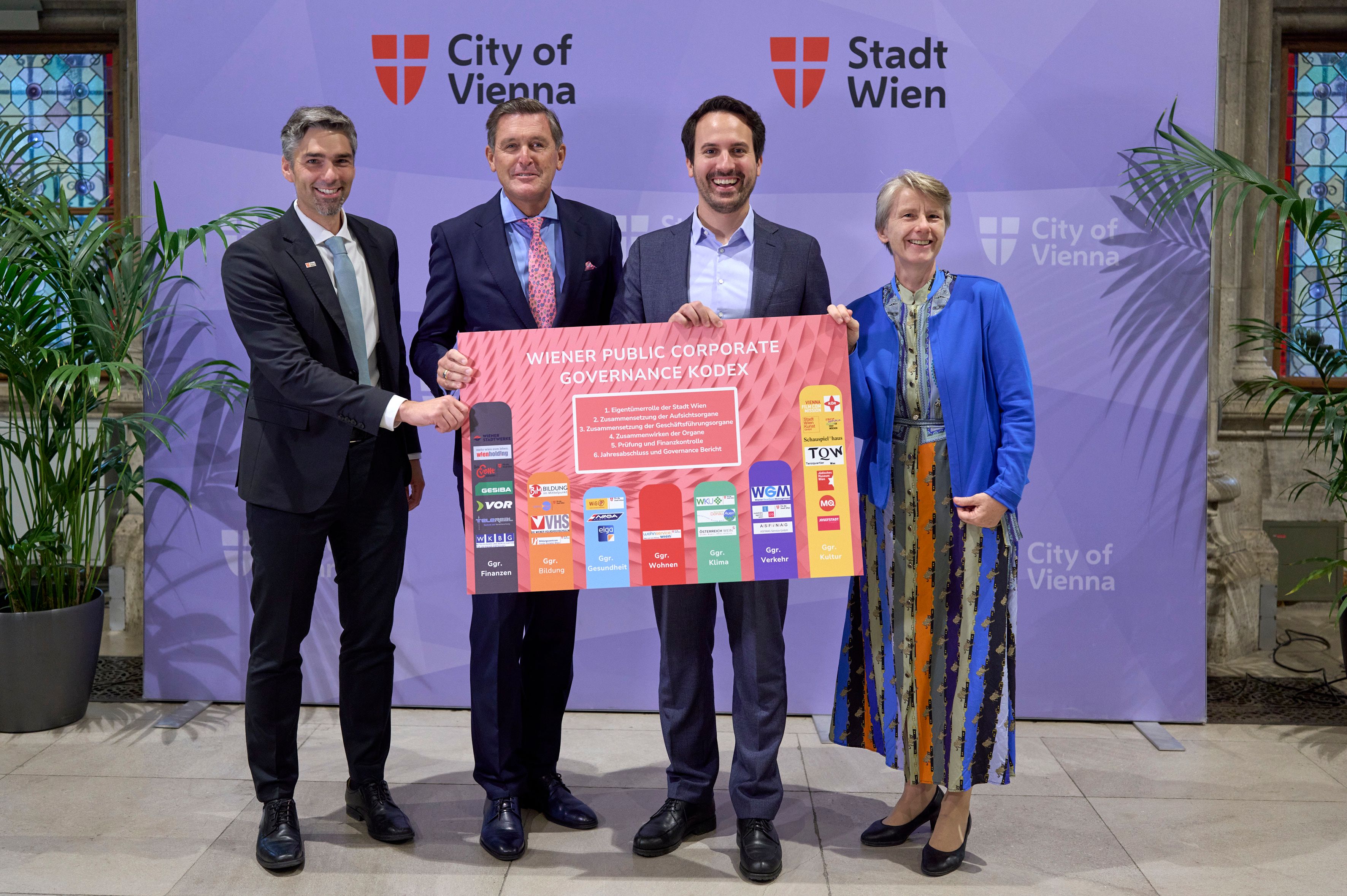 (v.l.n.r.) Finanzdirektor Christoph Maschek; Finanz- und Wirtschaftsstadtrat Peter Hanke; Vizebürgermeister Christoph Wiederkehr und Susann Kalass mit dem Wiener Public Corporate Governance Kodex