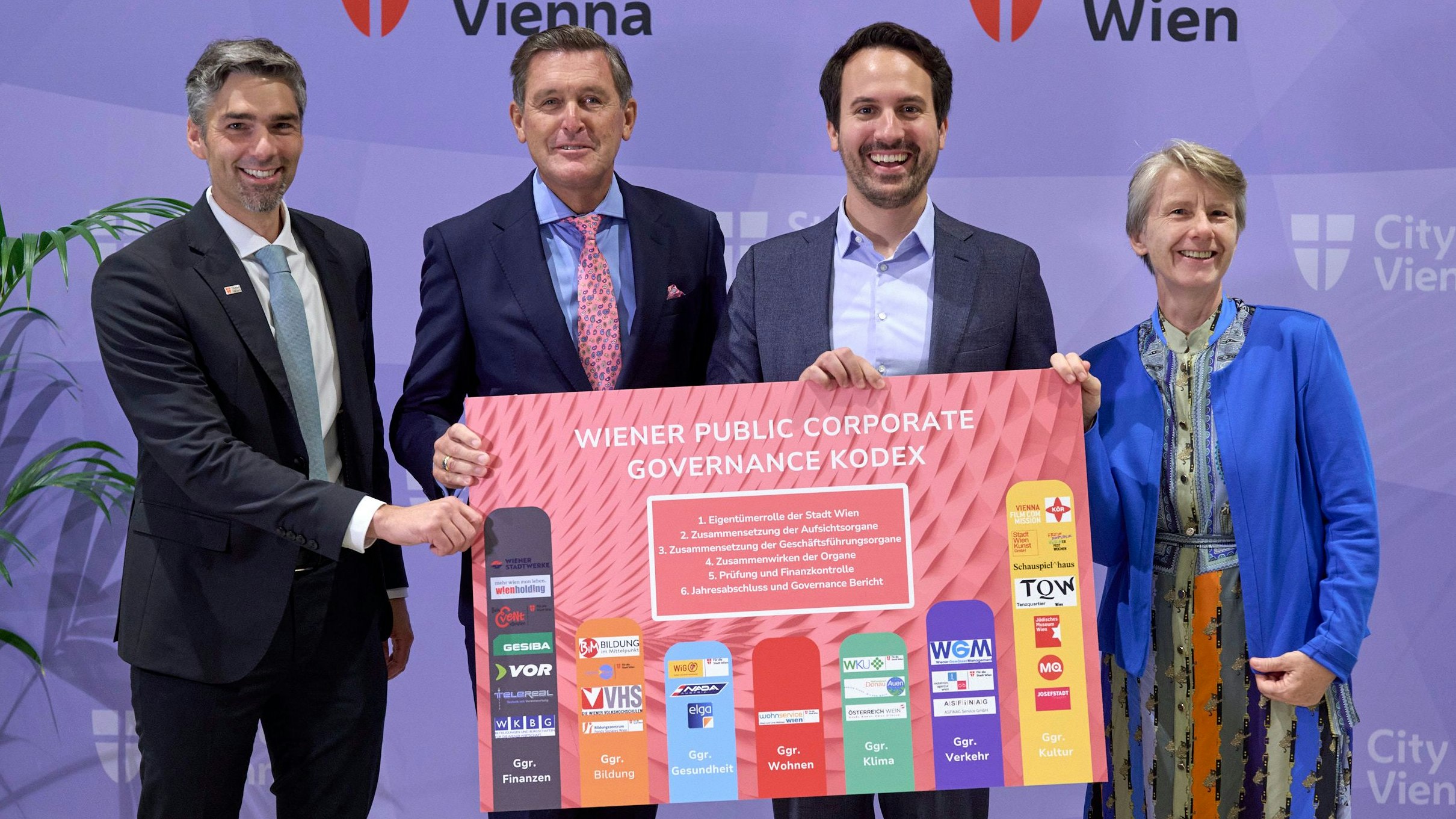 (v.l.n.r.) Finanzdirektor Christoph Maschek; Finanz- und Wirtschaftsstadtrat Peter Hanke; Vizebürgermeister Christoph Wiederkehr und Susann Kalass mit dem Wiener Public Corporate Governance Kodex