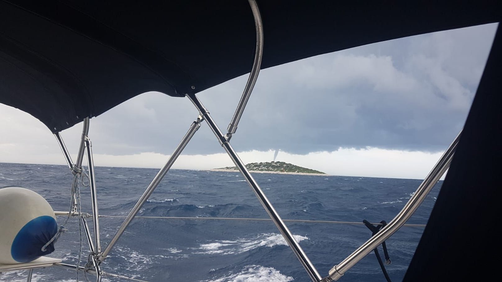 In Primošten fuhr "Heute"-Leser Andreas auf einem Boot und sah einen Tornado.