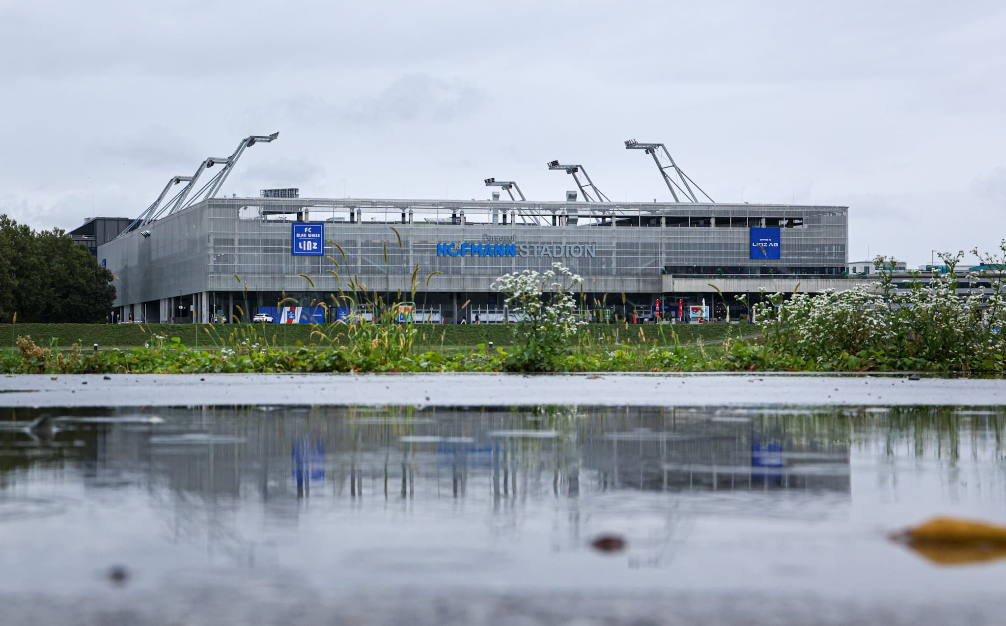 Das Linzer Donauparkstadion am Donnerstagnachmittag. Das Derby am Samstag stand aufgrund des Regens vor der Absage. Dann wurde doch gespielt.