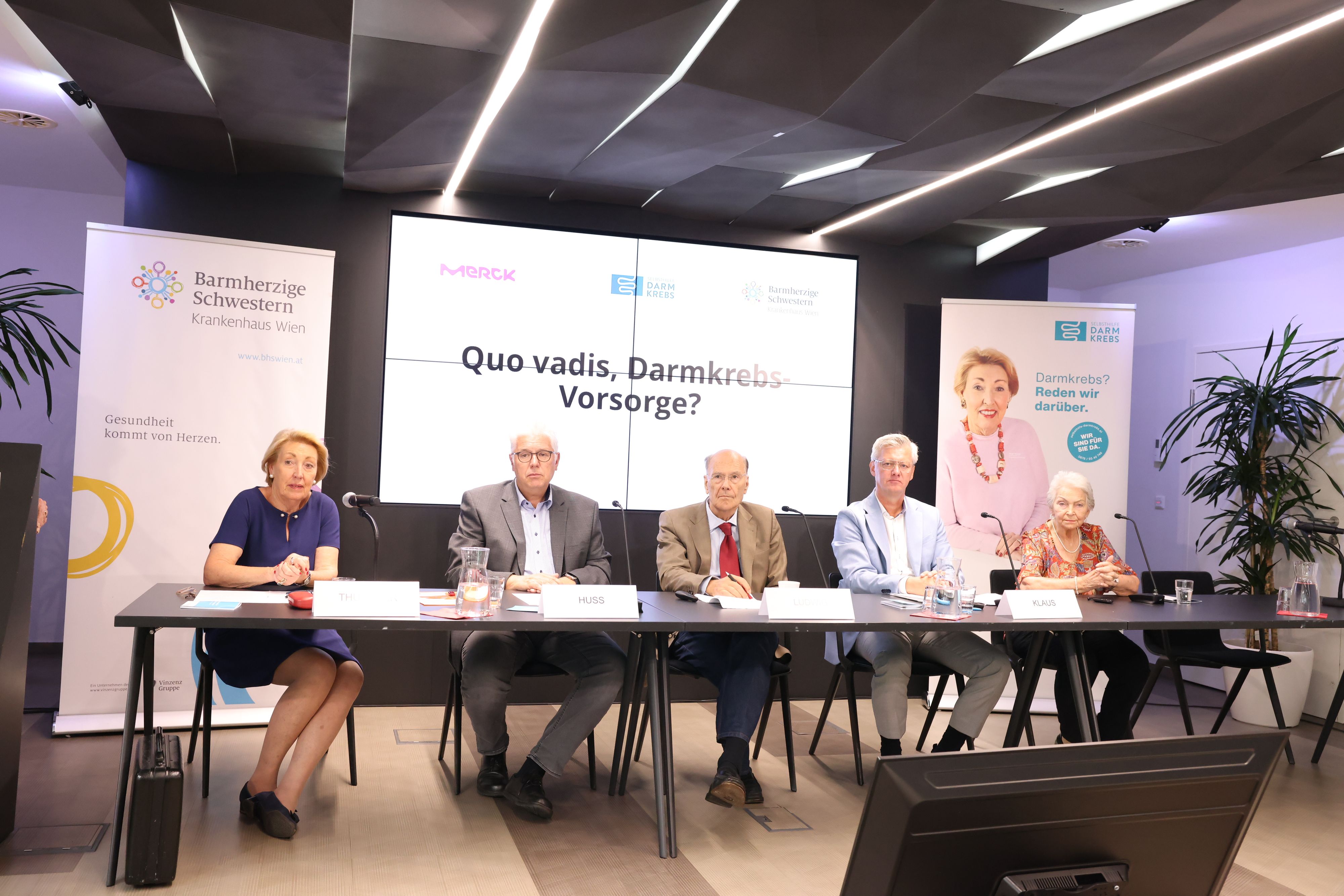 (v.l.n.r.) Helga Turnheer, Initiatorin der SH Darmkrebs; Andreas Huss, Obmann der Österreichischen Gesundheitskasse; Heinz Ludwig, Mitbegründer der SH Darmkrebs; Alexander Klaus, ärztlicher Direktor des Barmherzige Schwestern Krankenhauses Wien und die Freundin einer Betroffenen