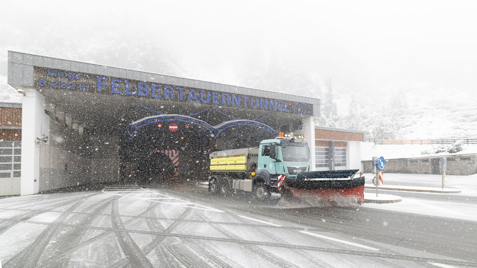 Schneefall am Nordportal des Felbertauerntunnels.