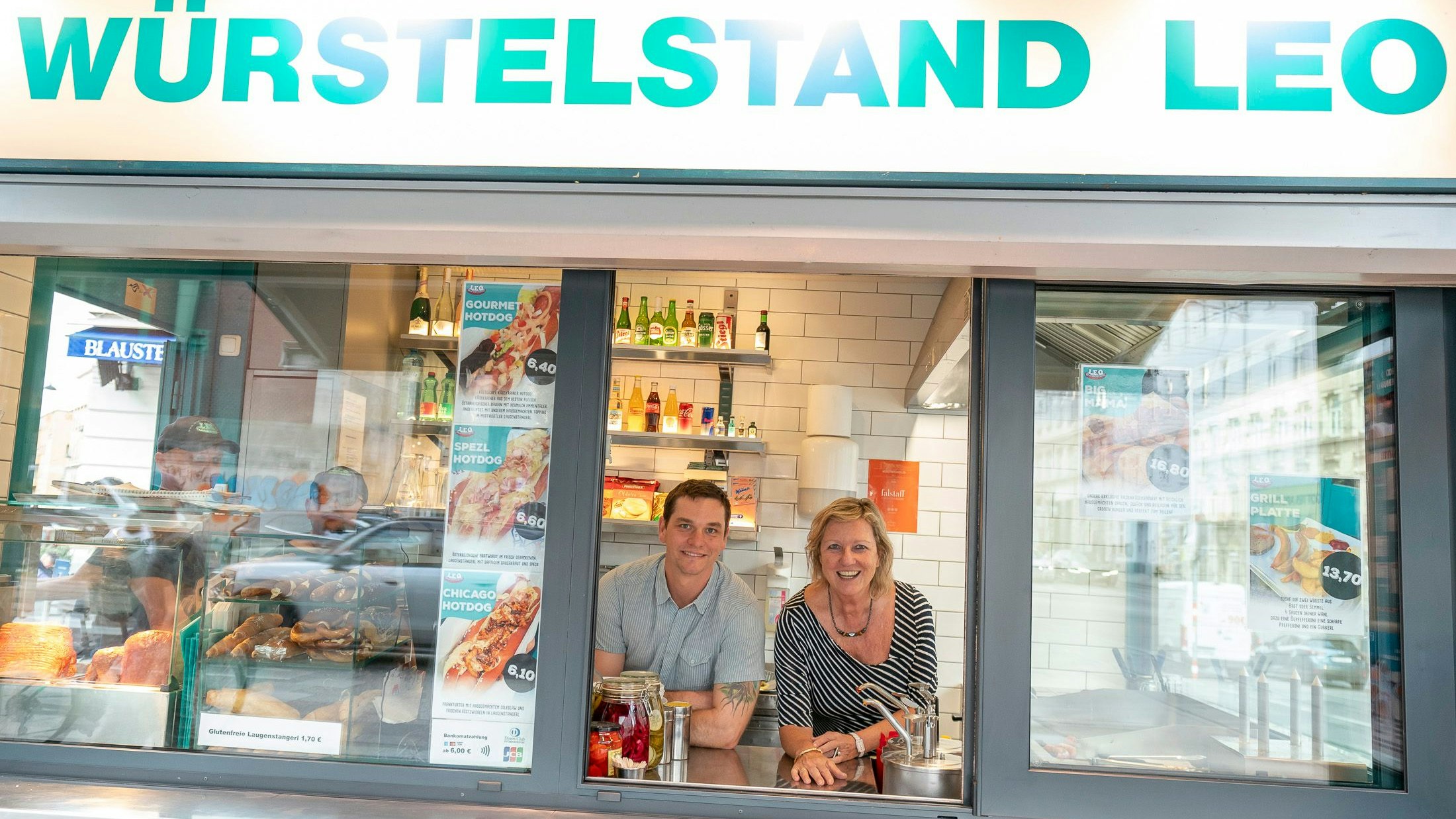 "Heute" ging mit Wiens Bürgermeister Michael Ludwig auf Würstelstand-Tour durch die Stadt. Sprach zwischen Würstel und Gerstensaft über aktuelle Themen.