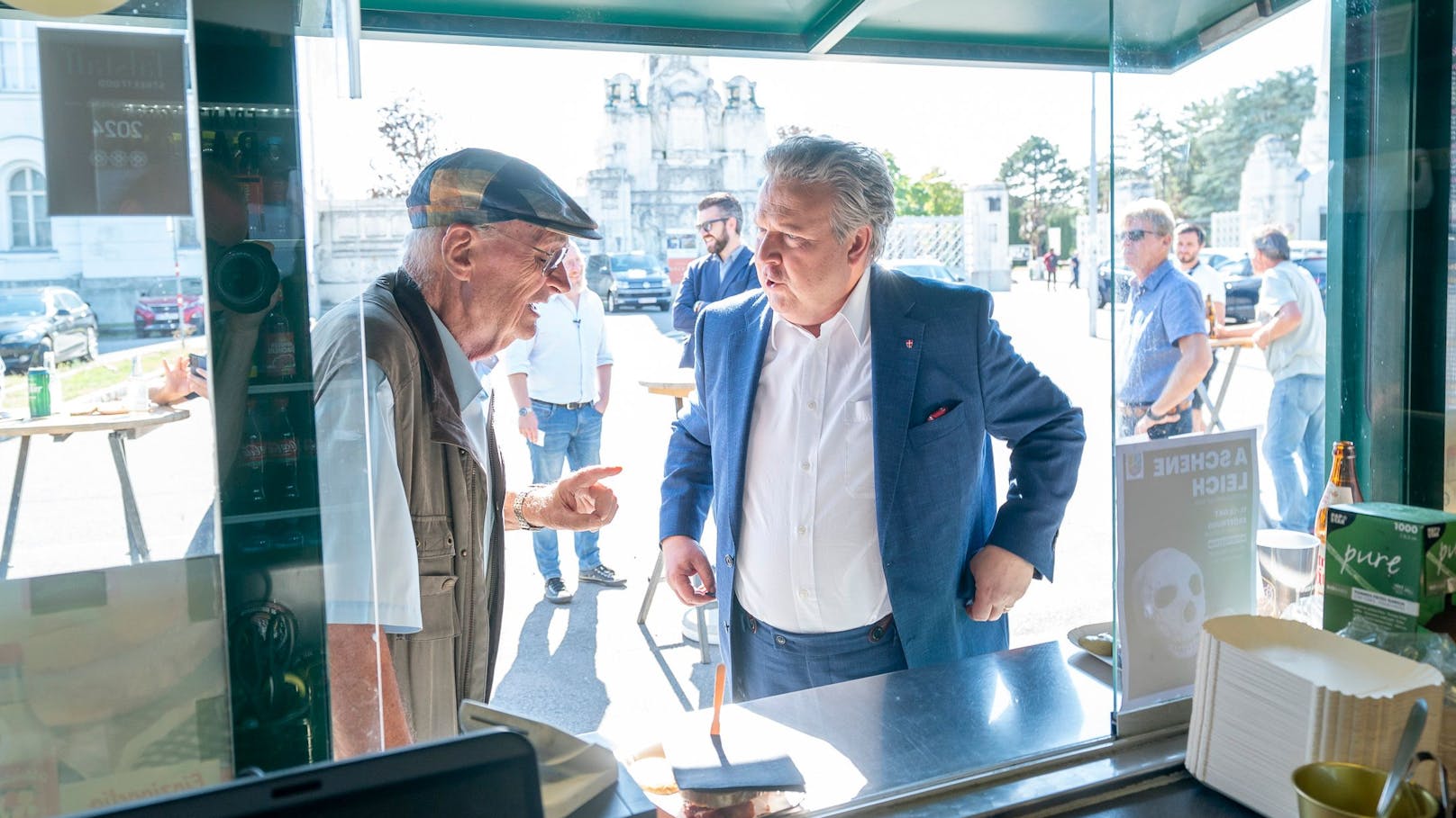 Ludwig plauderte auch mit Würstelstand-Besuchern.