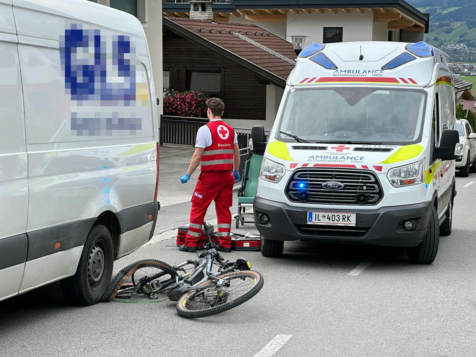 Am Mittwoch gegen 16:10 Uhr lenkte ein 30-jähriger Türke einen Kastenwagen in Bruck am Ziller auf der L 294 in südliche Richtung leicht bergauf fahrend, als ihm ein Österreicher mit einem E-Bike auf der L 294 leicht abwärts fahrend, entgegenkam.