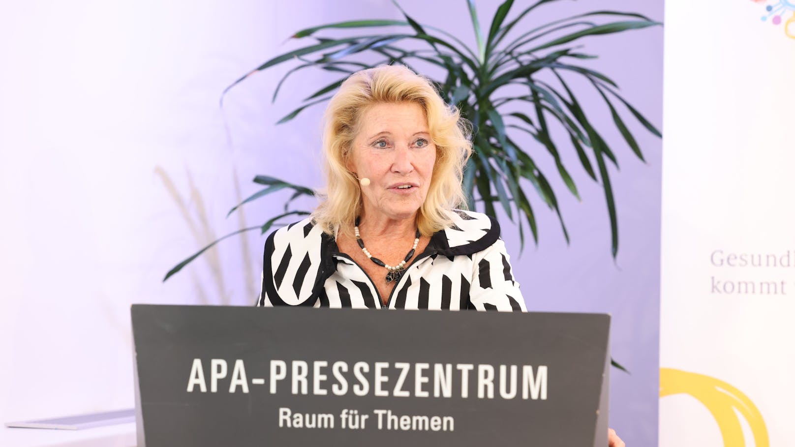 Karin Hönig leitete die Pressekonferenz zum Thema Darmkrebsvorsorge