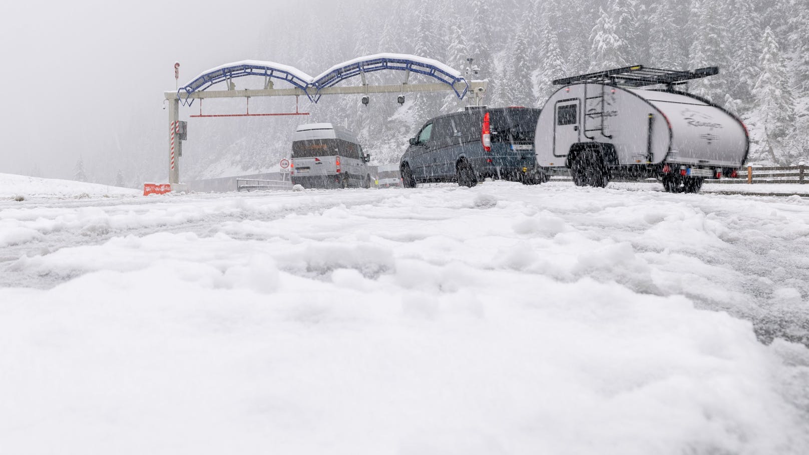 Schneefall am Nordportal des Felbertauerntunnels.