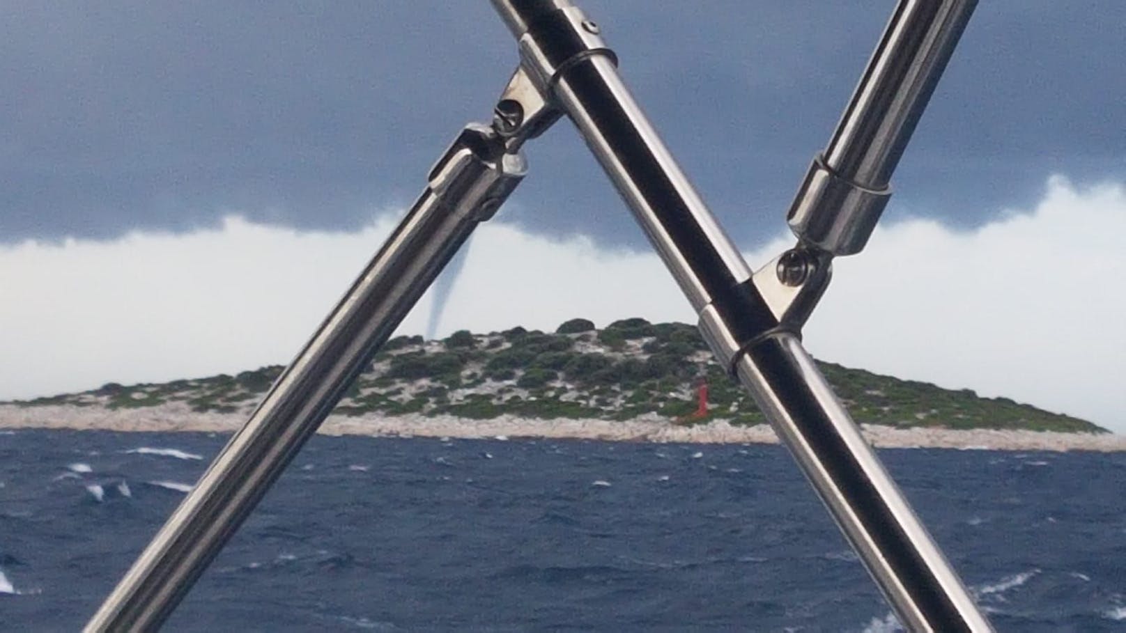 In Primošten fuhr "Heute"-Leser Andreas auf einem Boot und sah einen Tornado.