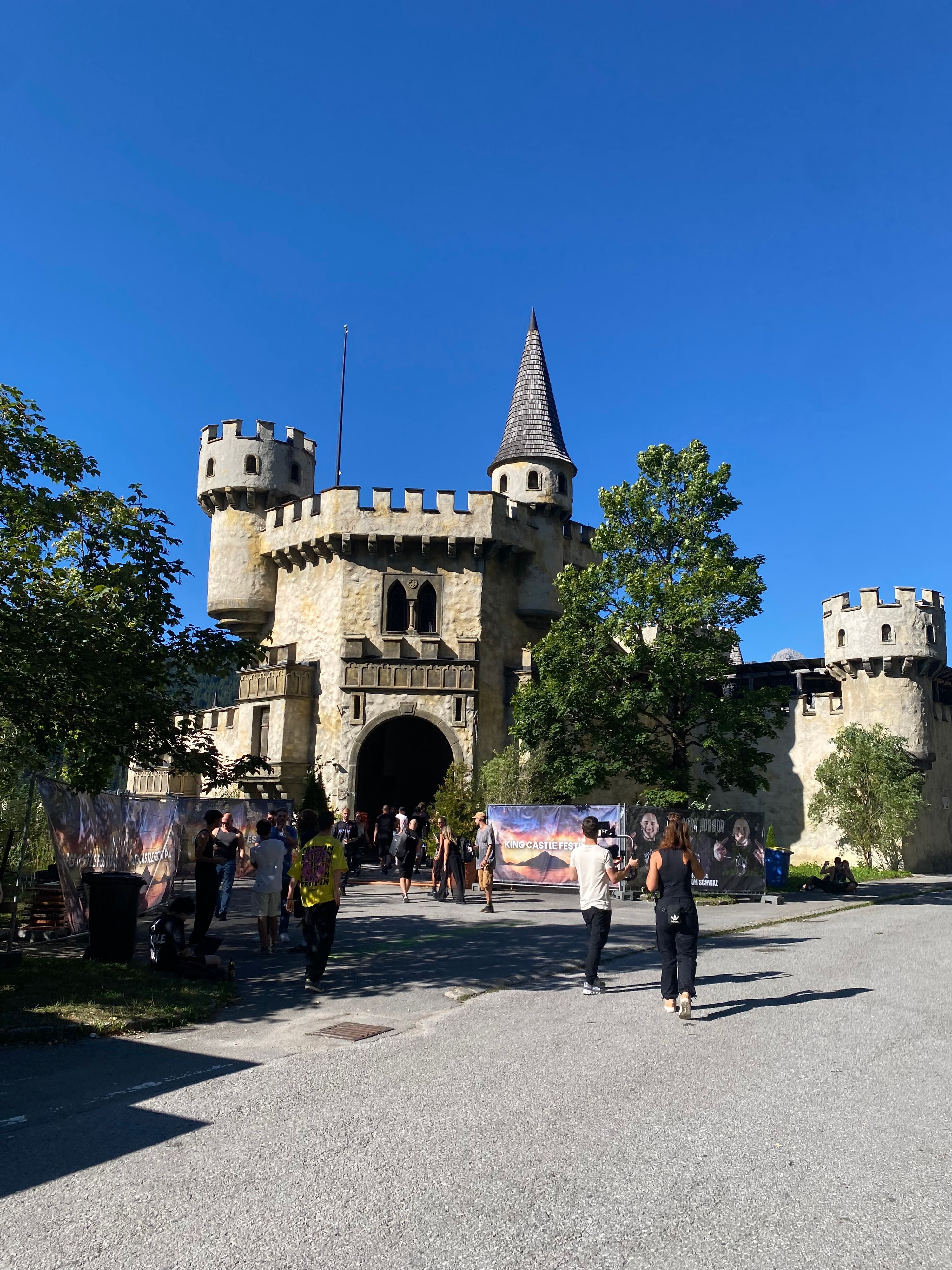Im Magic Castle wurde ein Techno-Event von den Behörden abgebrochen – jetzt fordern hunderte Besucher Konsequenzen.