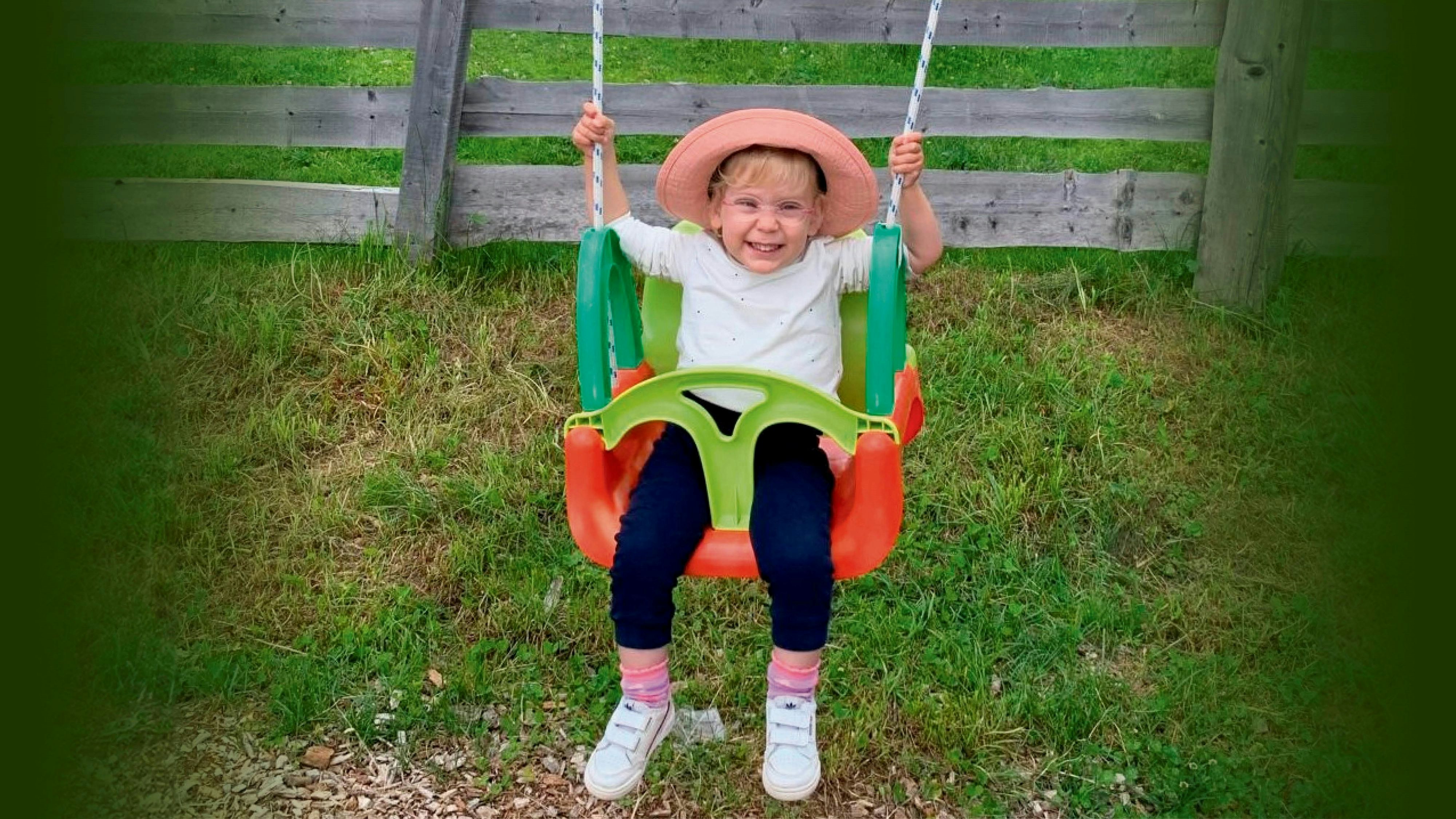 Magdalena (2) sitzt endlich lachend in der Schaukel.
