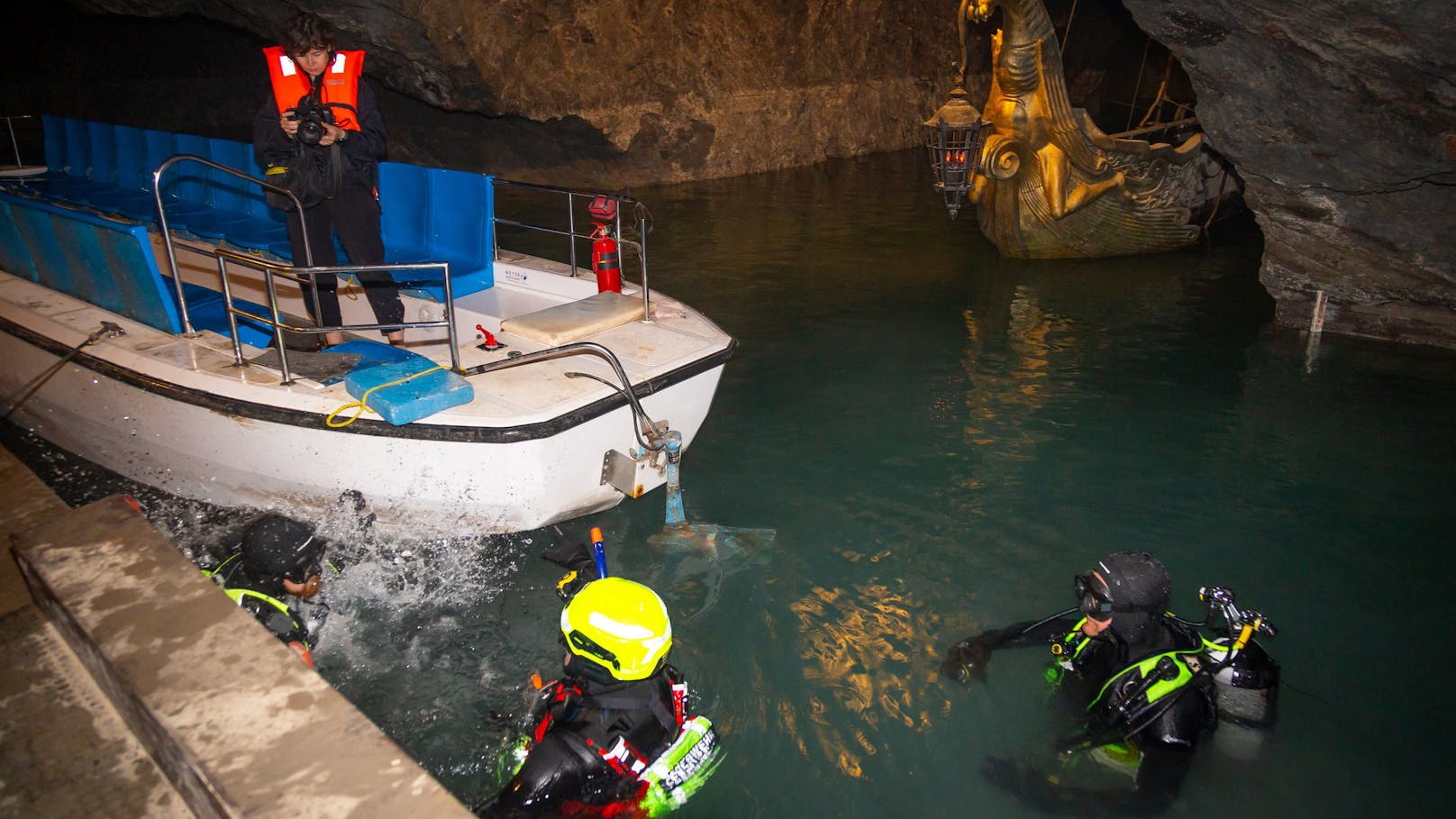 Um auf den Ernstfall vorbereitet zu sein, trafen sich 25 niederösterreichische Feuerwehrtaucher in der Seegrotte Hinterbrühl zu iner Übung.