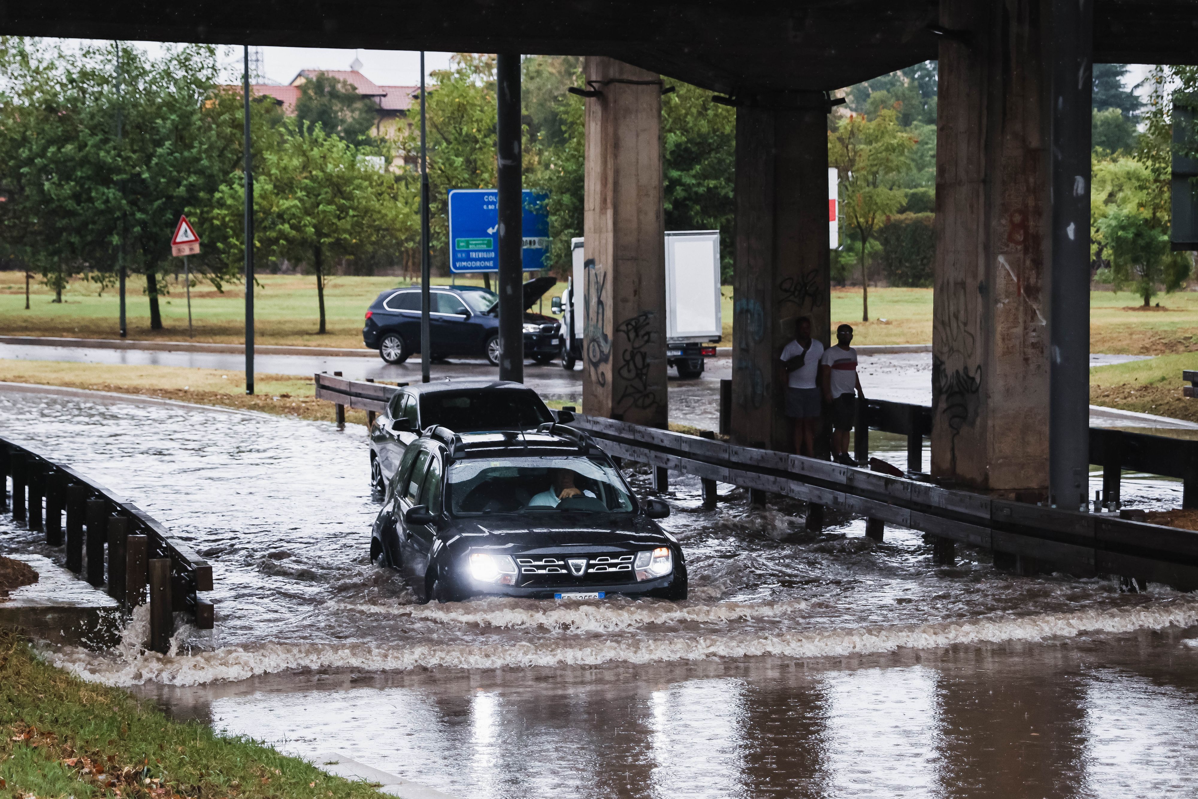 Sind die Straßen erst einmal voller Wasser, kann es schnell zu Aquaplaning kommen.