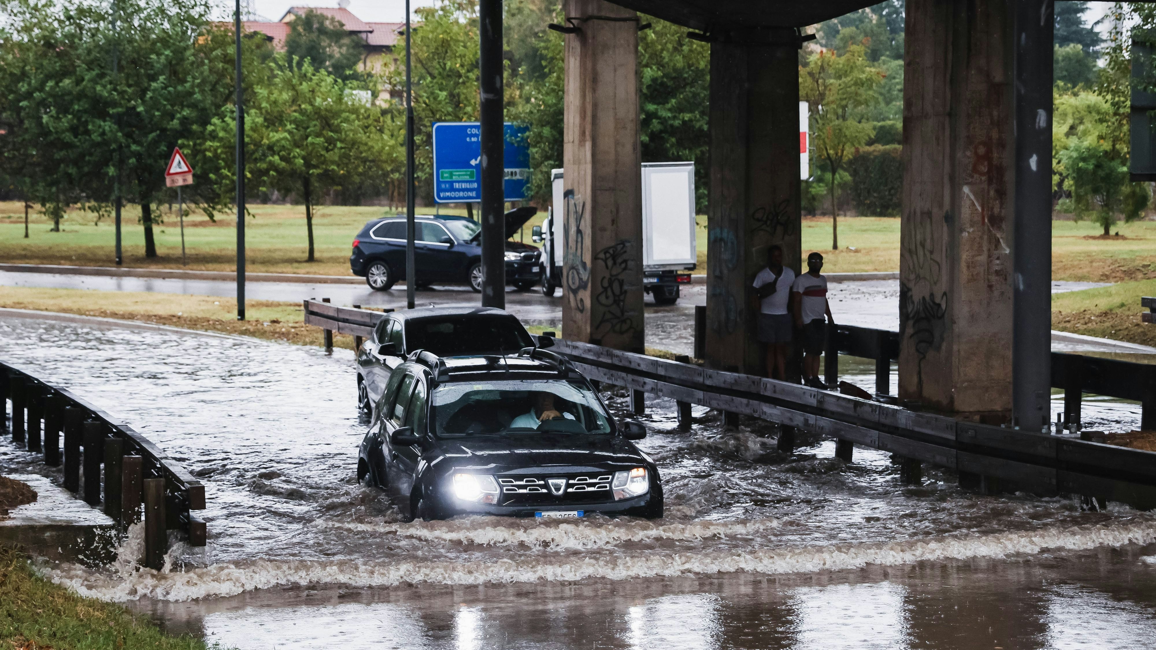 Sind die Fahrbahnen erst einmal voller Wasser, kann es zu Aquaplaning kommen.